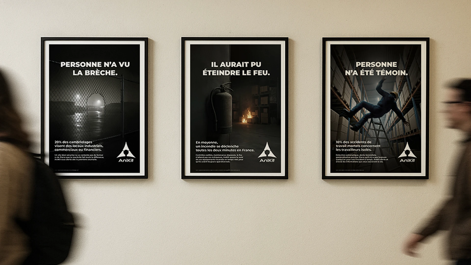Mockup triptyque affiches de sensibilisation AniKit en contexte couloir d'entreprise — "Personne n'a vu la brèche", "Il aurait pu éteindre le feu", "Personne n'a été témoin", campagne HSE Tartelette Concept