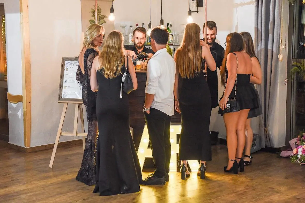 Pokaz barmański jako wyjątkowa atrakcja na weselu z mobilnym barem.