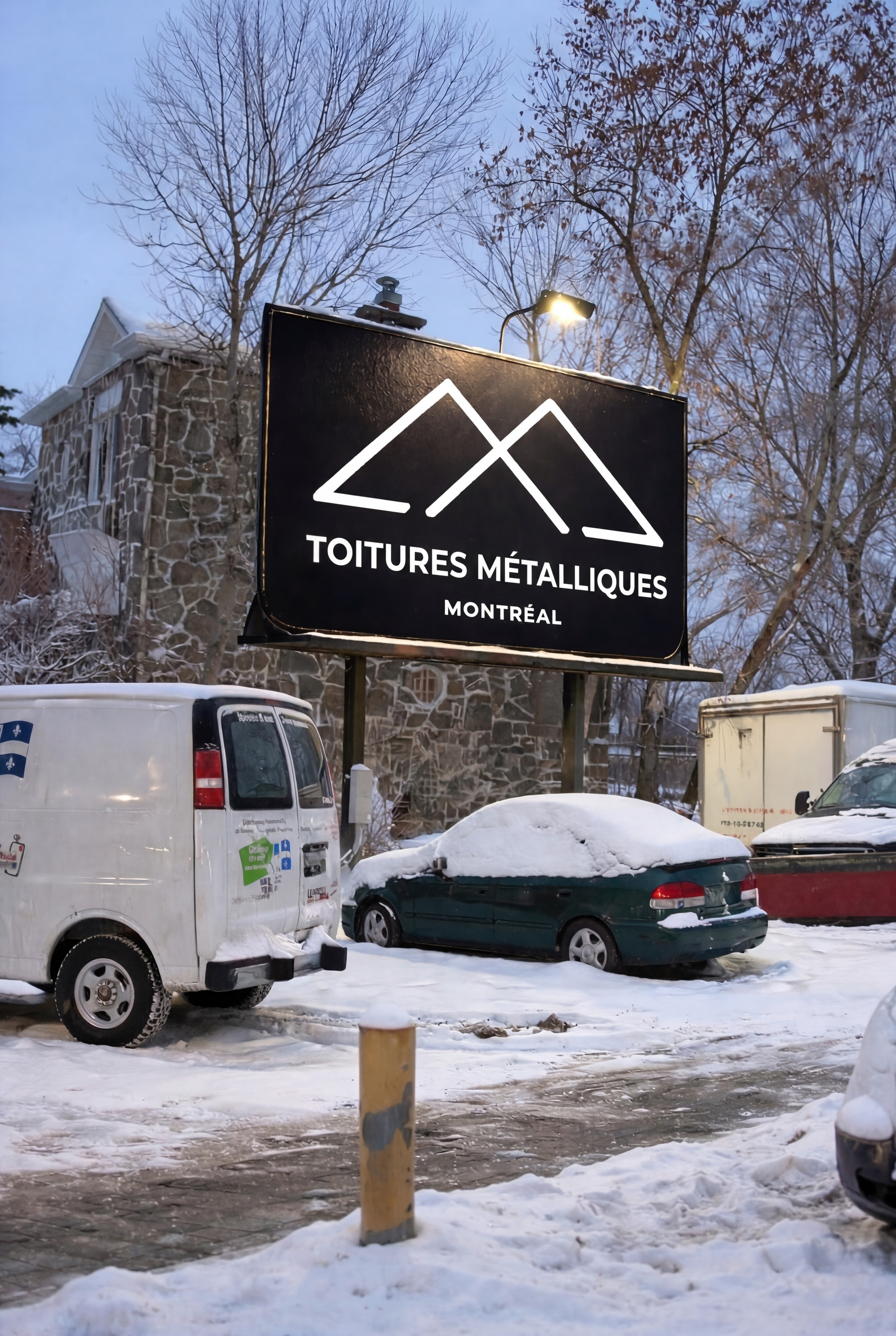 Maison résidentielle avec toiture en tuiles métalliques brunes à Montréal