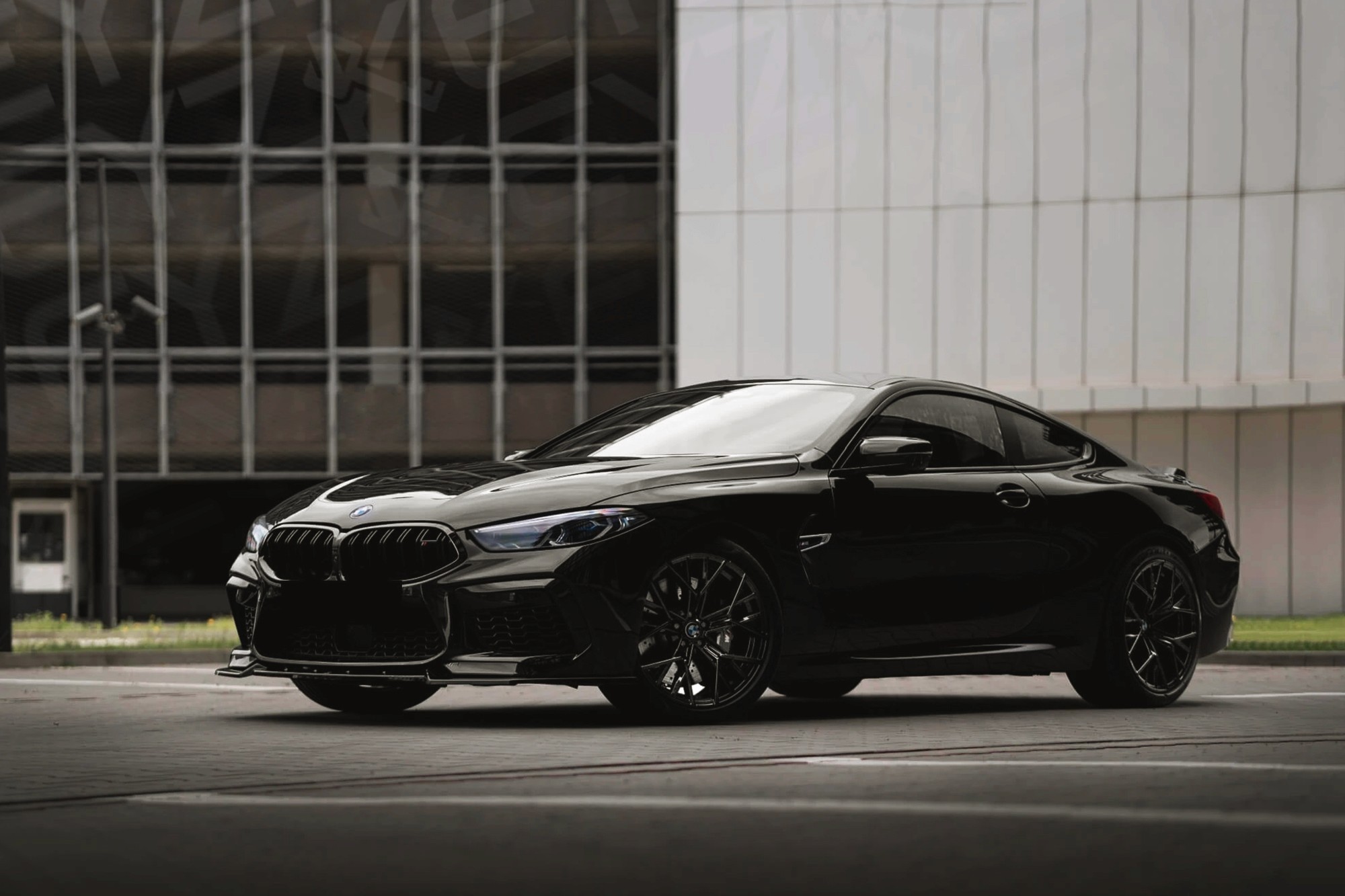 Vue extérieure BMW M8 Competition Coupé Noir – Location Sportive à Dubaï | Keyz Rent