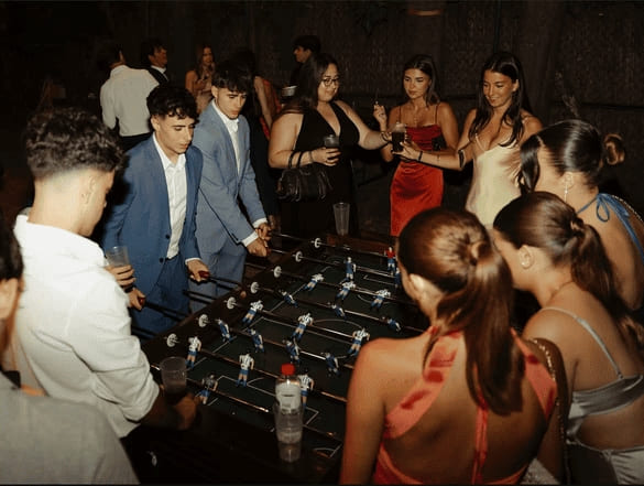 Universitarios jugando futbolín en un paso del ecuador en Barcelona