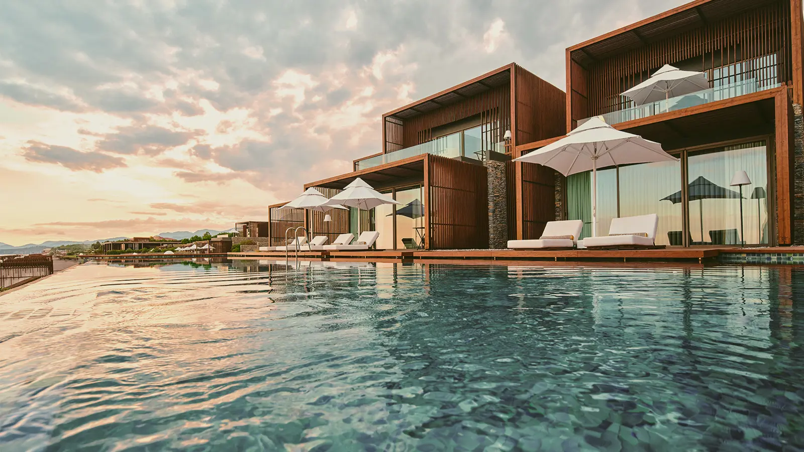 Abendessen im Freien mit Tischen, Stühlen und Leuchten. Restaurant mit Blick auf die Berge. 