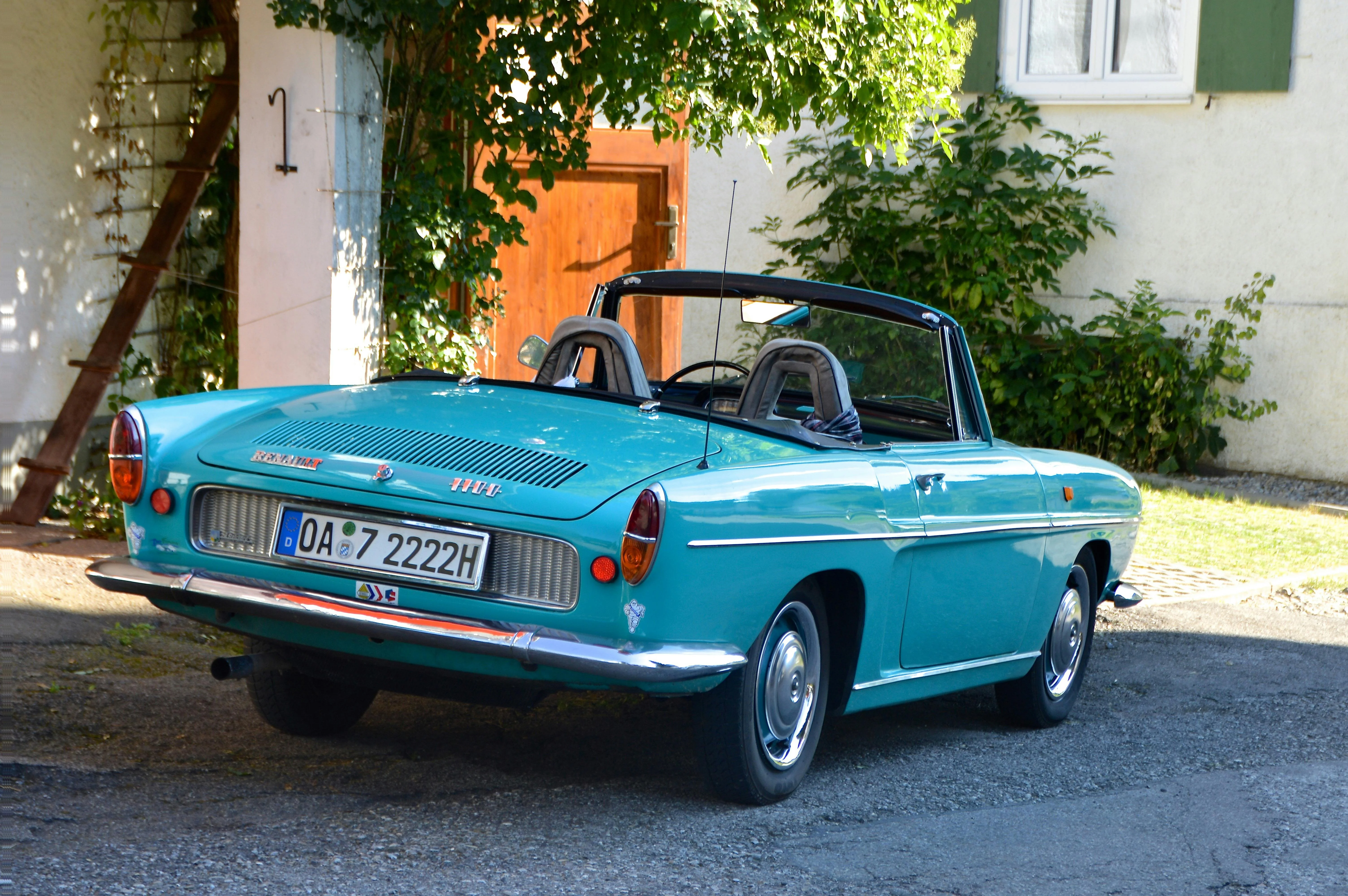 La Renault Floride, icône des années 60, incarne l’élégance rétro et le charme intemporel du style à la française.