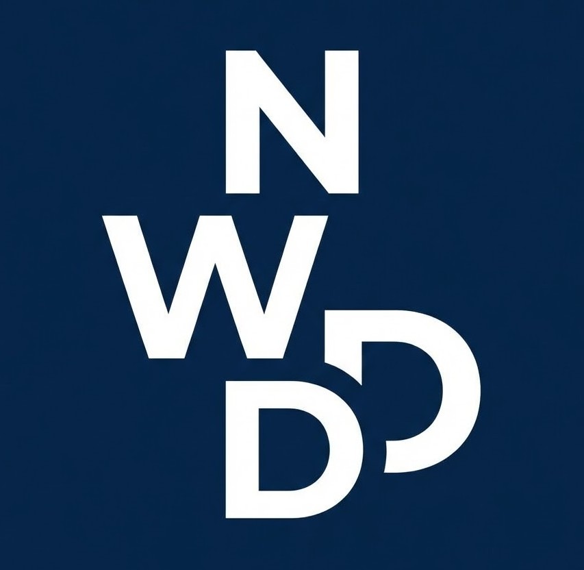 Firkantet logo med de hvide initialer NWD stablet syllabisk på en mørkeblå baggrund, forkortelse for bureauet NordicWebDesign.