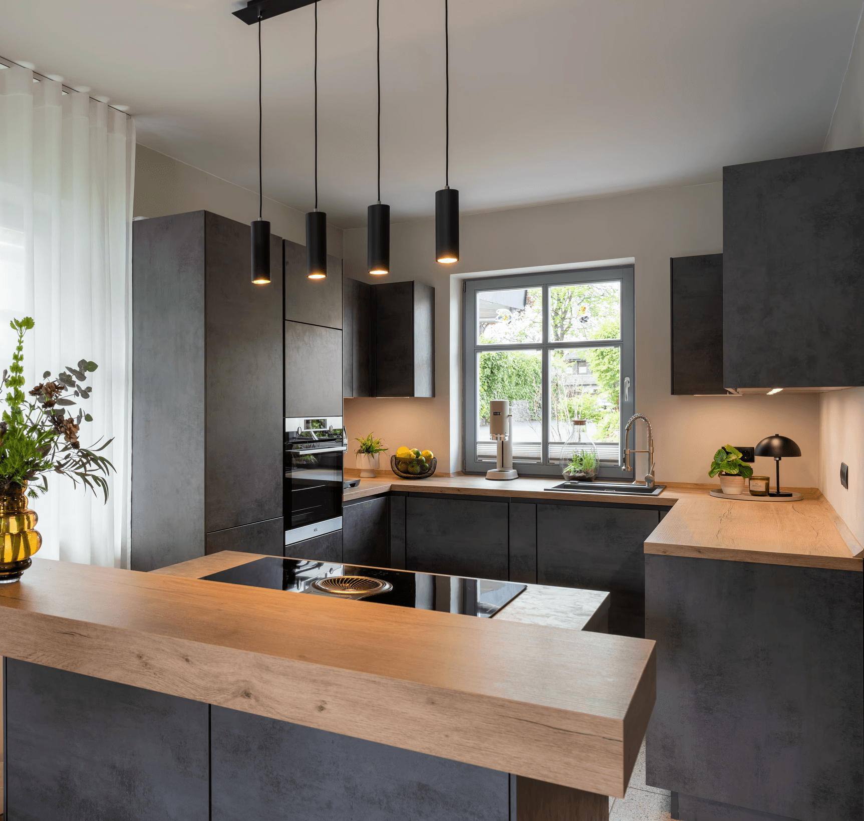 Schwarze moderne Küche mit Holzelemente