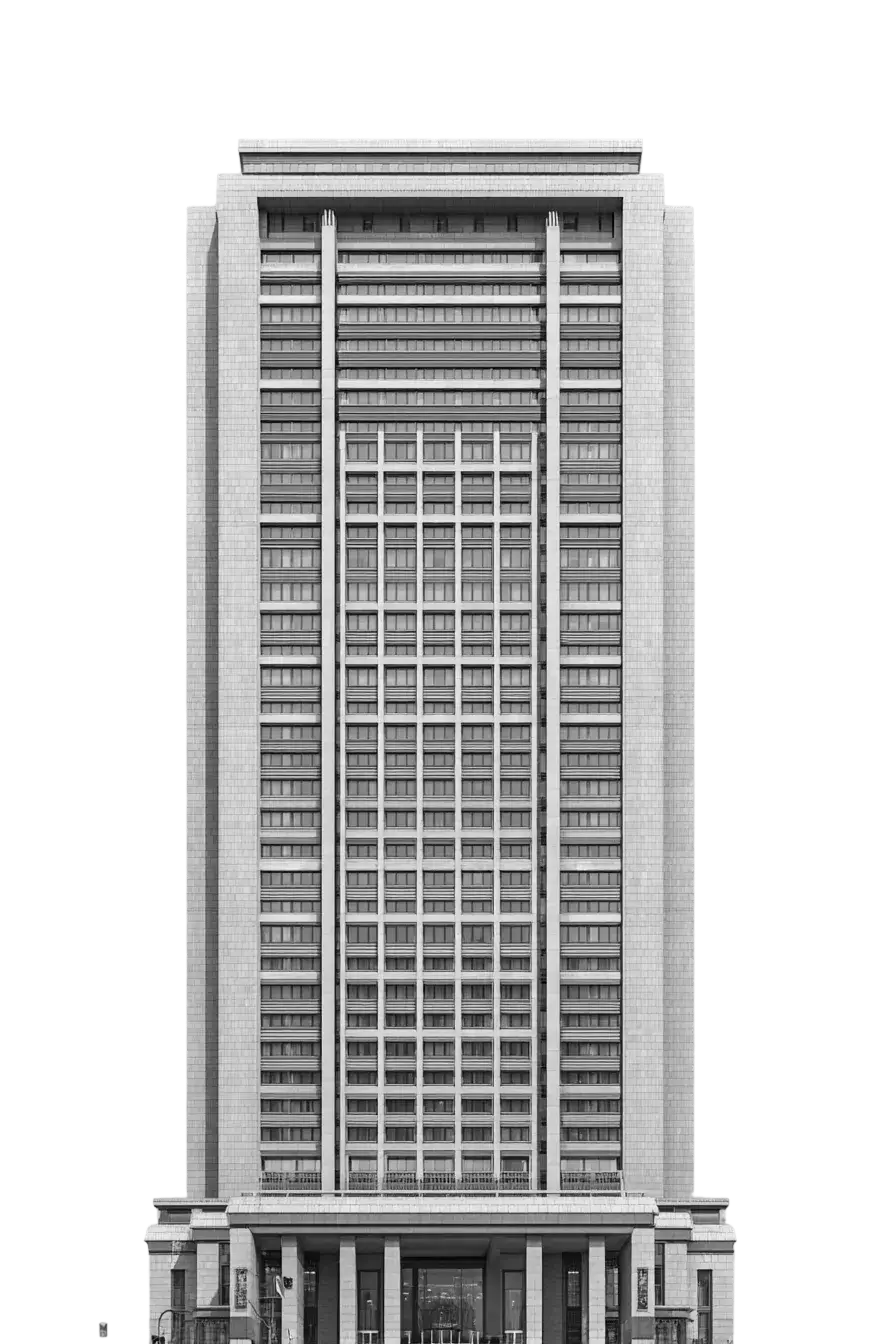 Immeuble de bureaux imposant avec façade structurée, colonnes verticales et entrée monumentale.