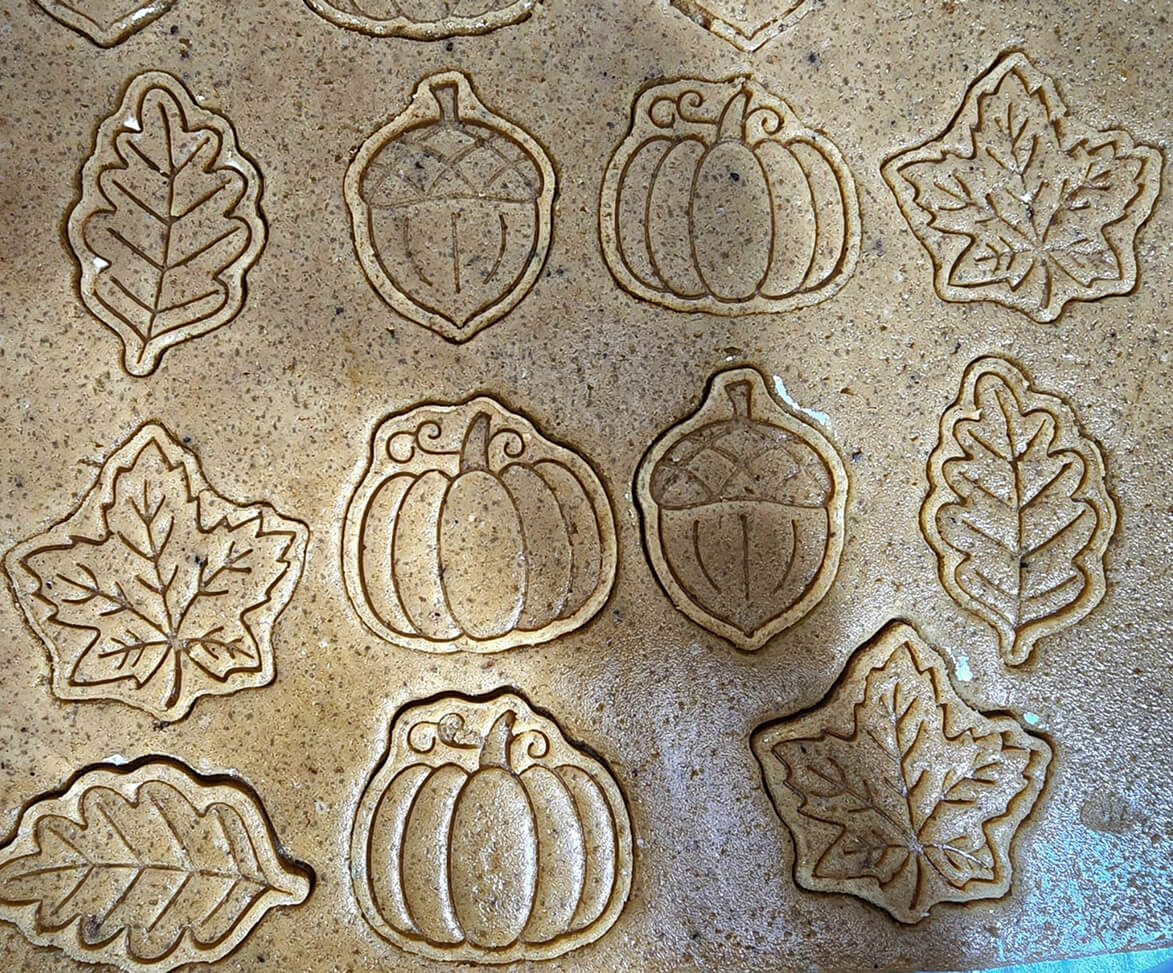 Masa de Galletas especiadas tipo speculoos con formas otoñales, para hornear artesanalmente.