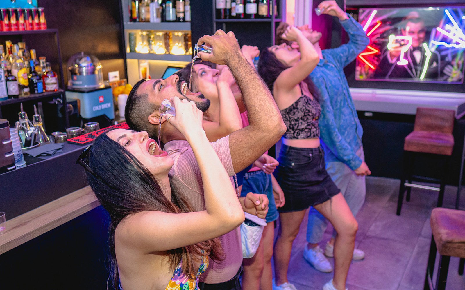 tickadoo'nun Roma gece hayatı turunda, bir barda içeceklerin tadını çıkaran arkadaş grubu.