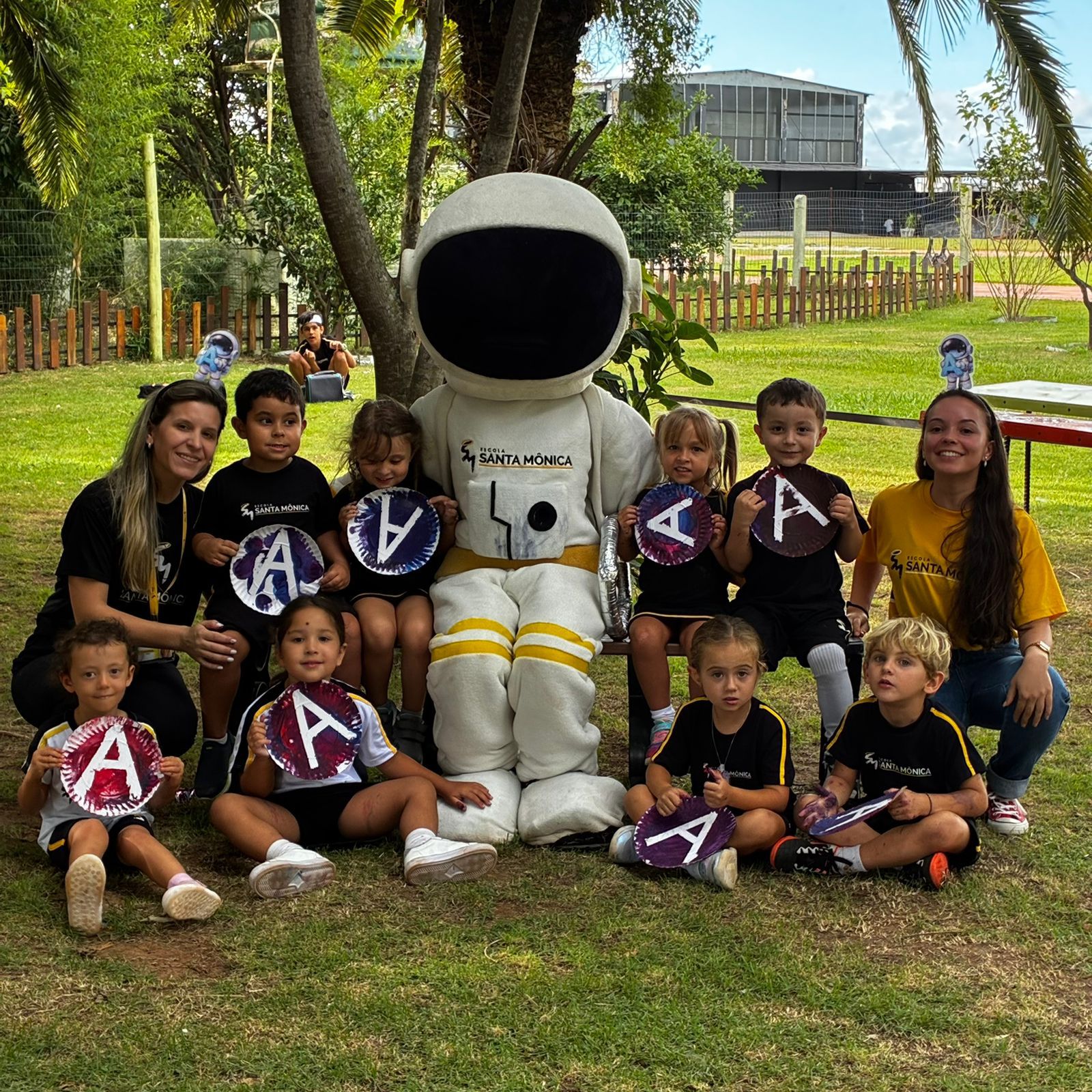 Alunos do Jardim II da Escola Santa Mônica participam de atividade do projeto Astroalfa explorando a letra A.
