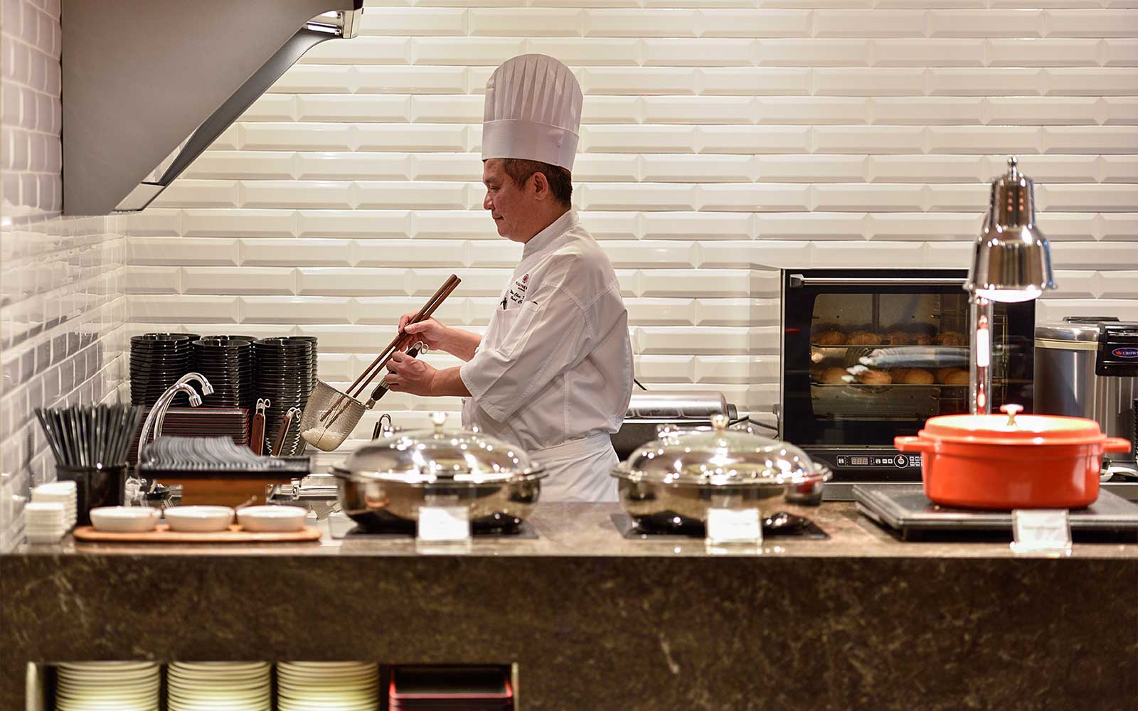 Plaza Premium Lounge na lugar ng upuan sa T1 International Departures, Singapore Changi Airport.