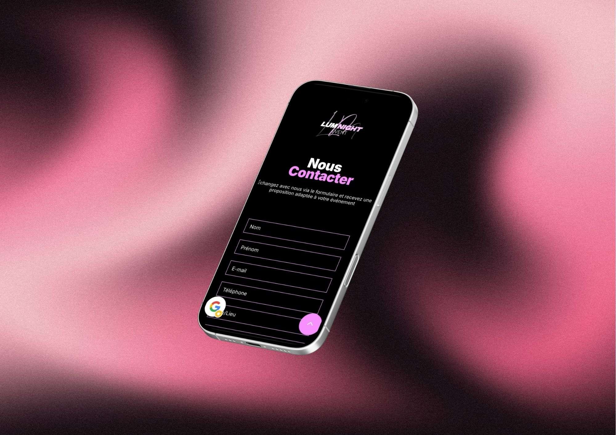mockup téléphone avec les contact de lumnight sur fond rose 