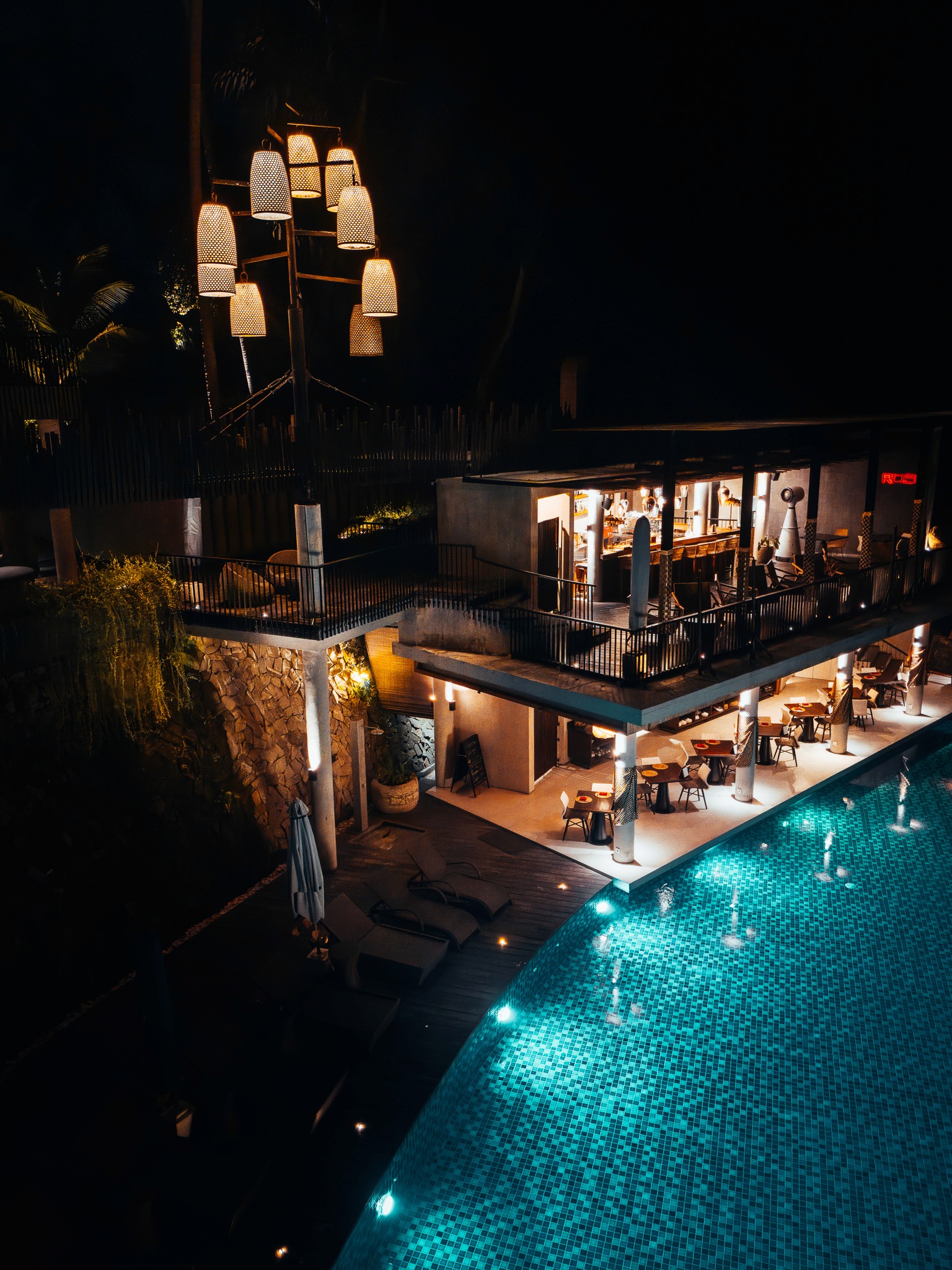 Das Ning Resort Ubud bei Nacht – beleuchtete Architektur und tropische Umgebung schaffen eine magische Atmosphäre