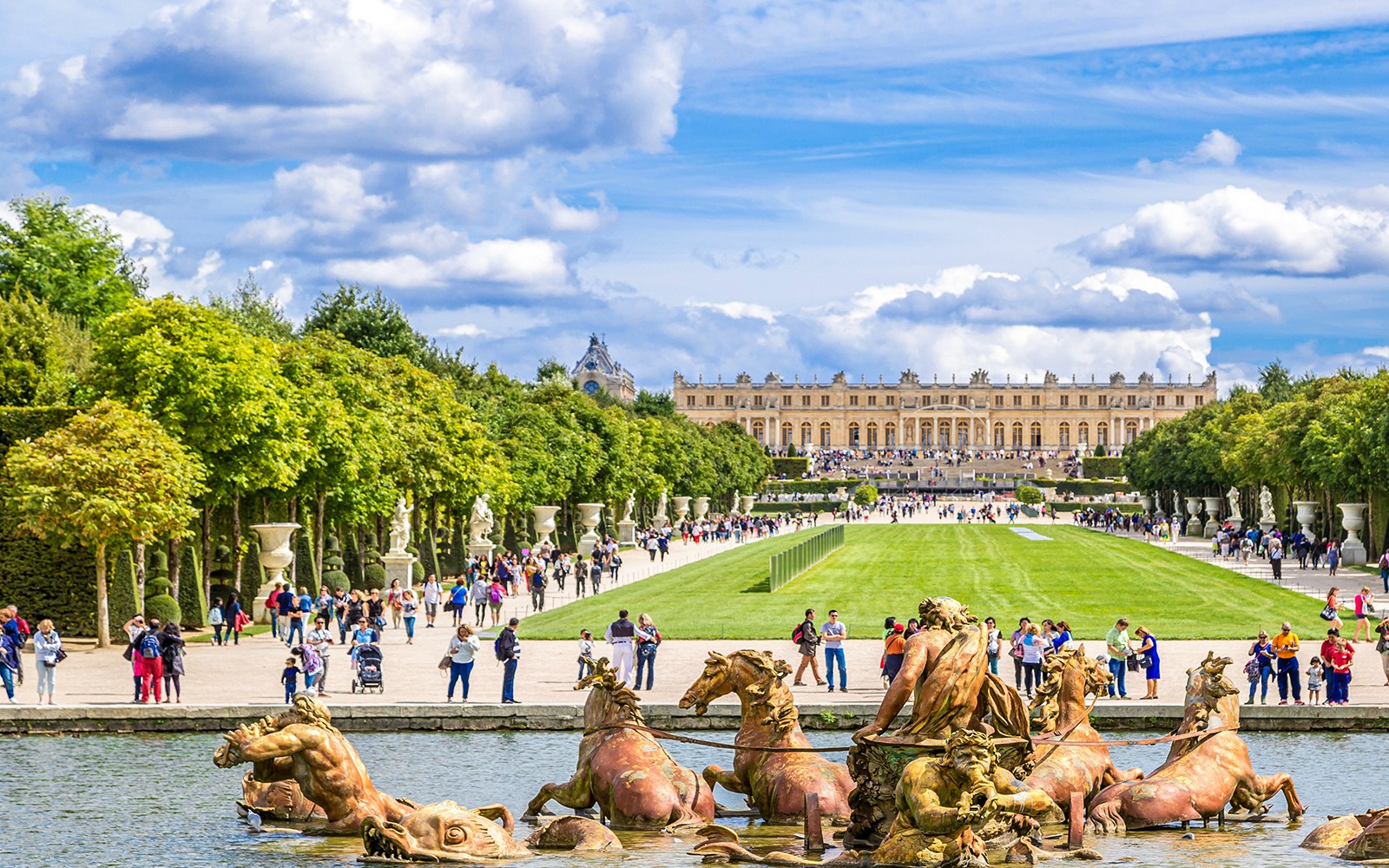 Fontanna i ogrody prowadzące do Pałacu Wersalskiego we Francji.