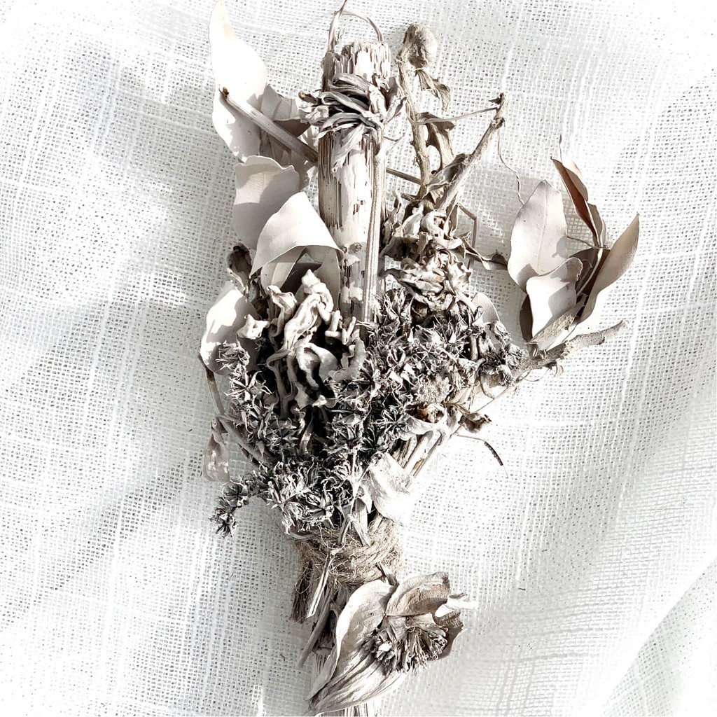 Beige dried-flower composition with gentle motion and natural textures
