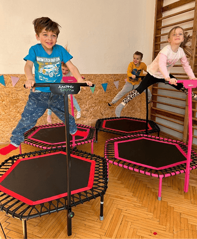 Chlapec ve výskoku na sportovní trampolíně