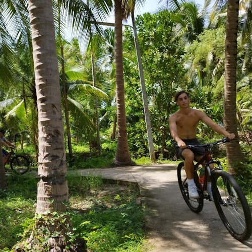 丹嫩莎朵水上市场的自行车之旅色彩