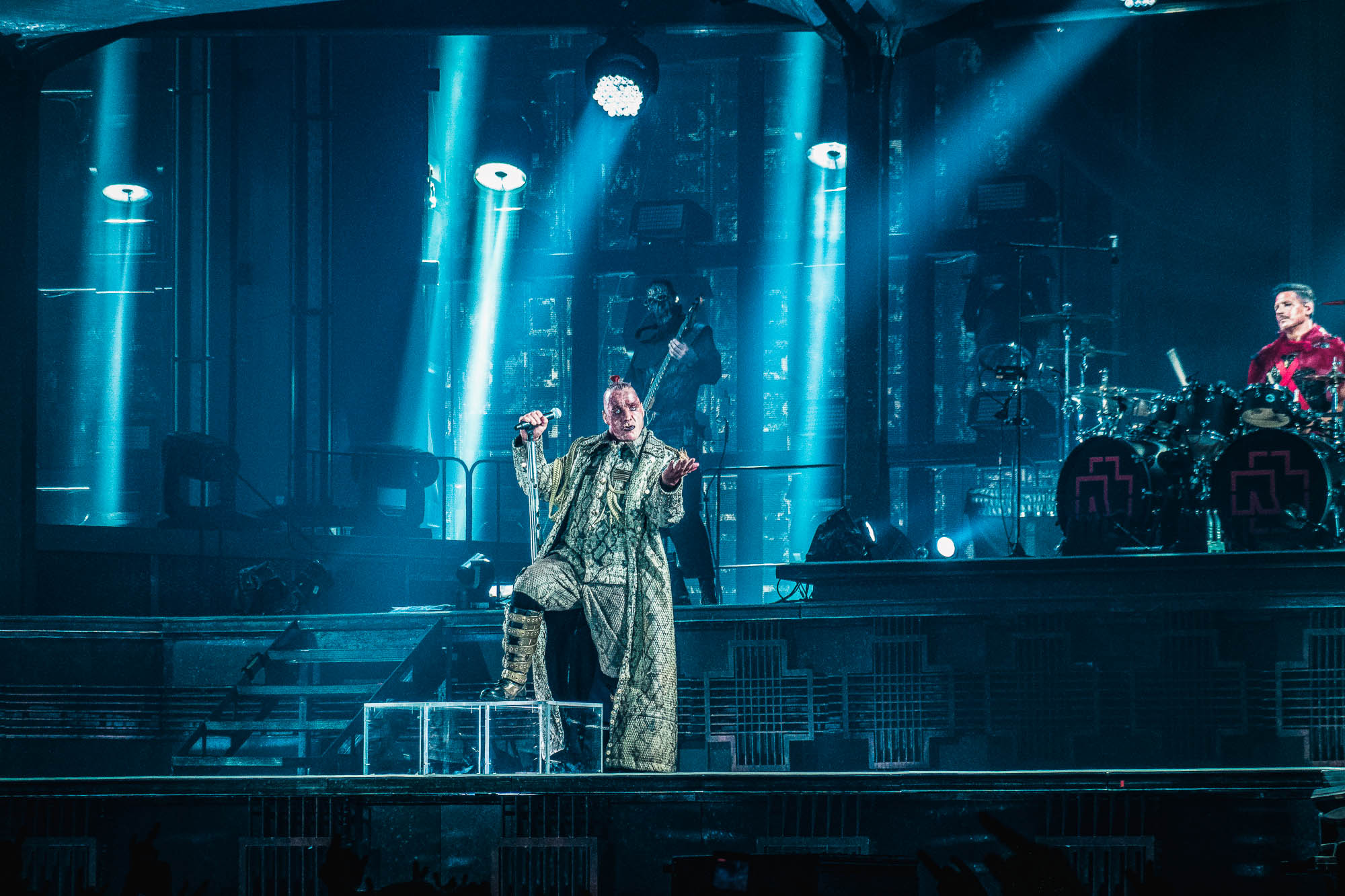 La cathédrale avant l'office : la scène de Rammstein dans toute son échelle, avant que le rideau de flammes ne la recouvre.