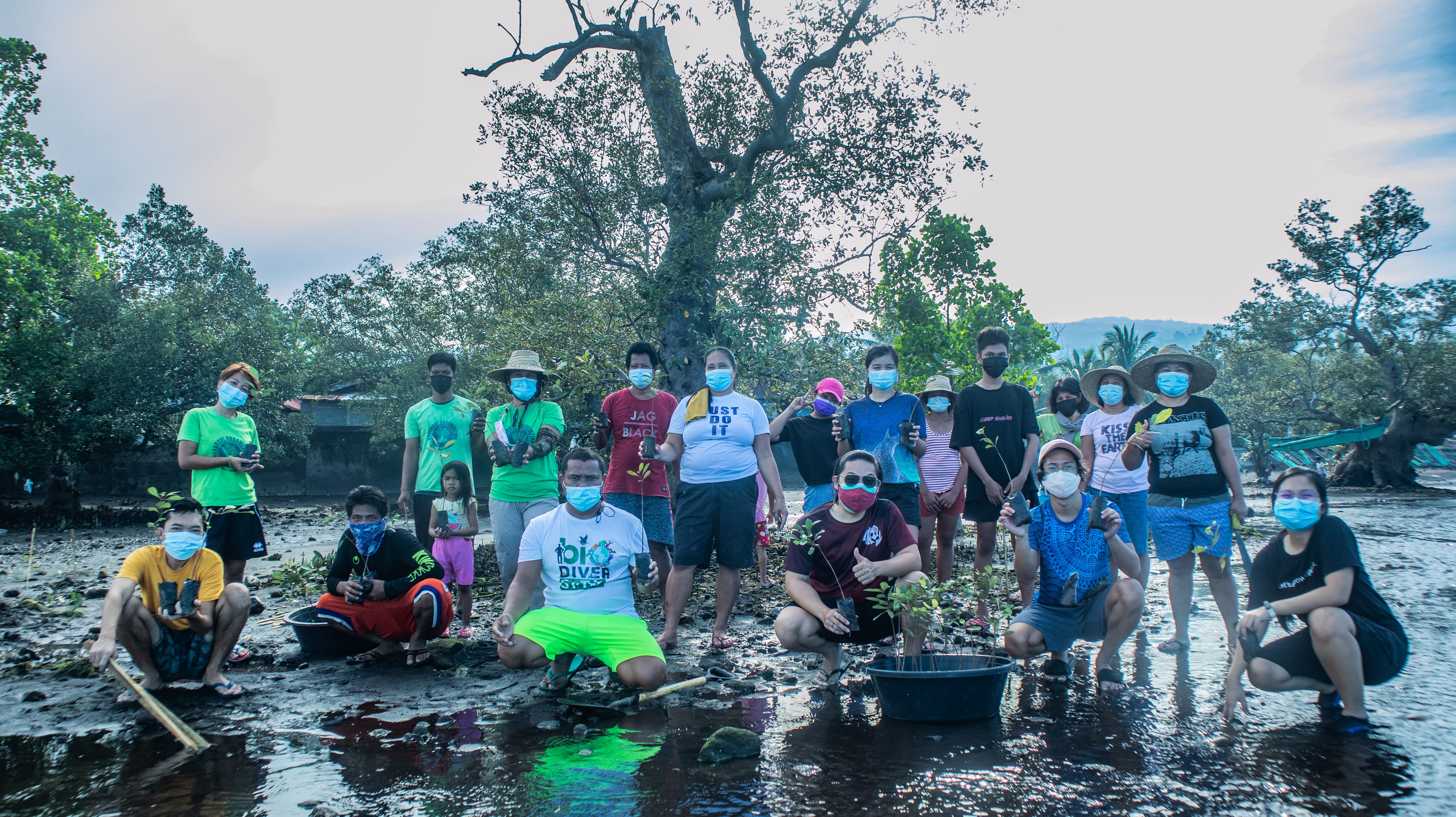 31-1 Salay Mangrove community members with Oceanus volunteers and XU staff (1)