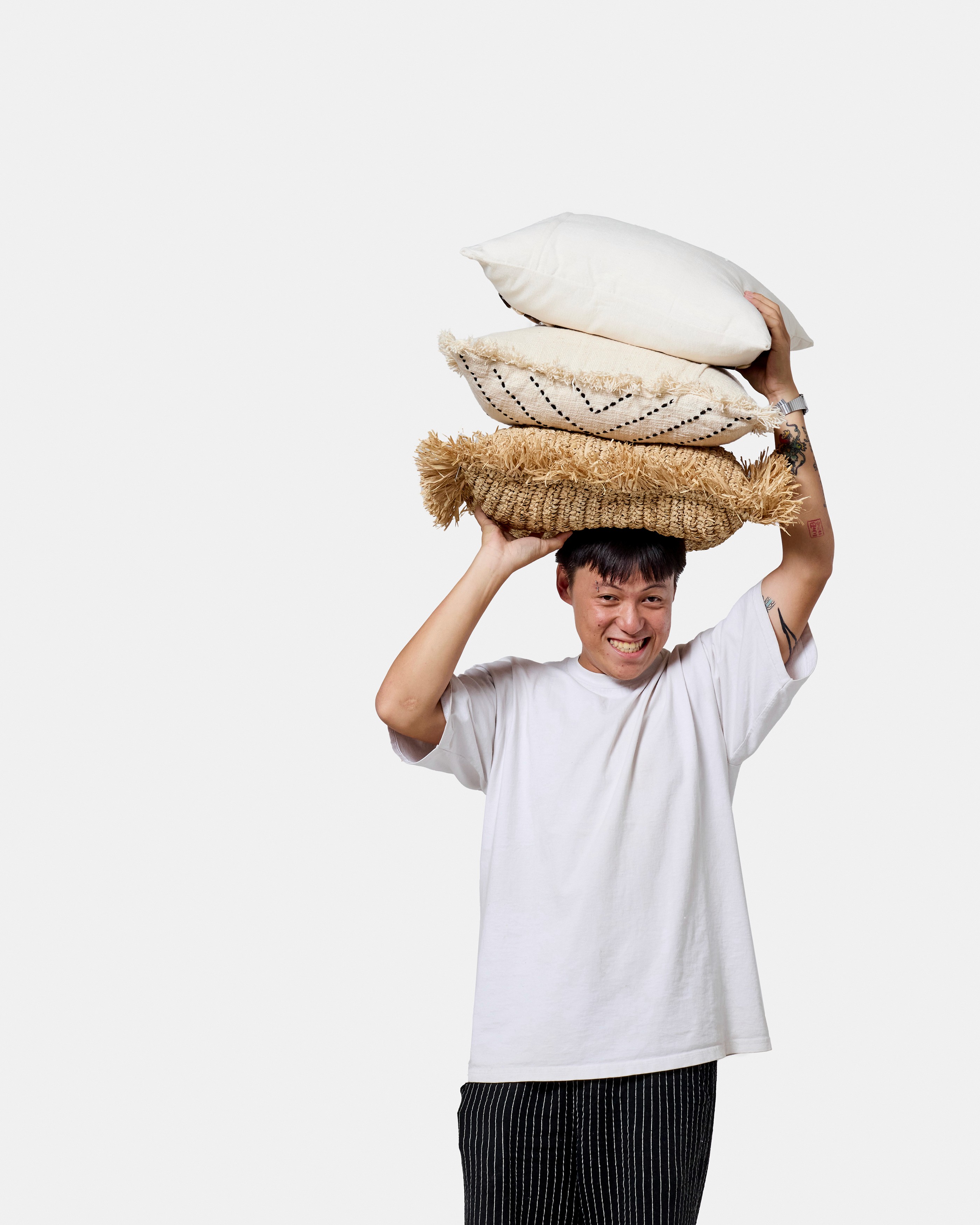 homme portant des coussins sur sa tete