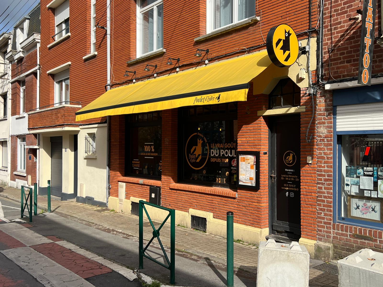 Poulet rôti avec une flamme accompagné de frites au gras de boeuf et d'un verre de vin rouge dans un restaurant