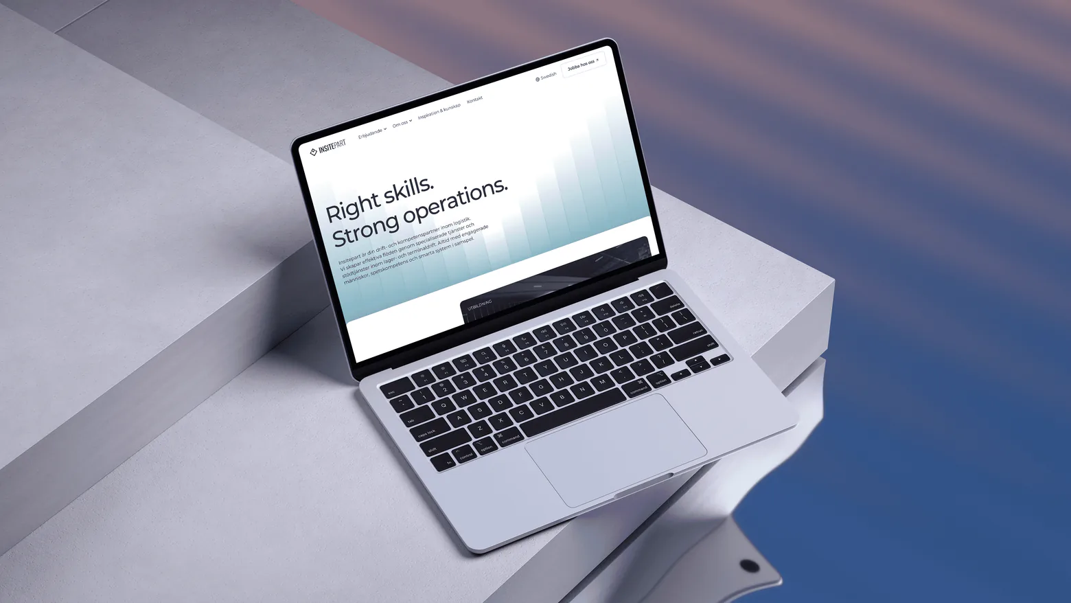 Laptop som visar en webbplats med rubriken Right skills. Strong operations