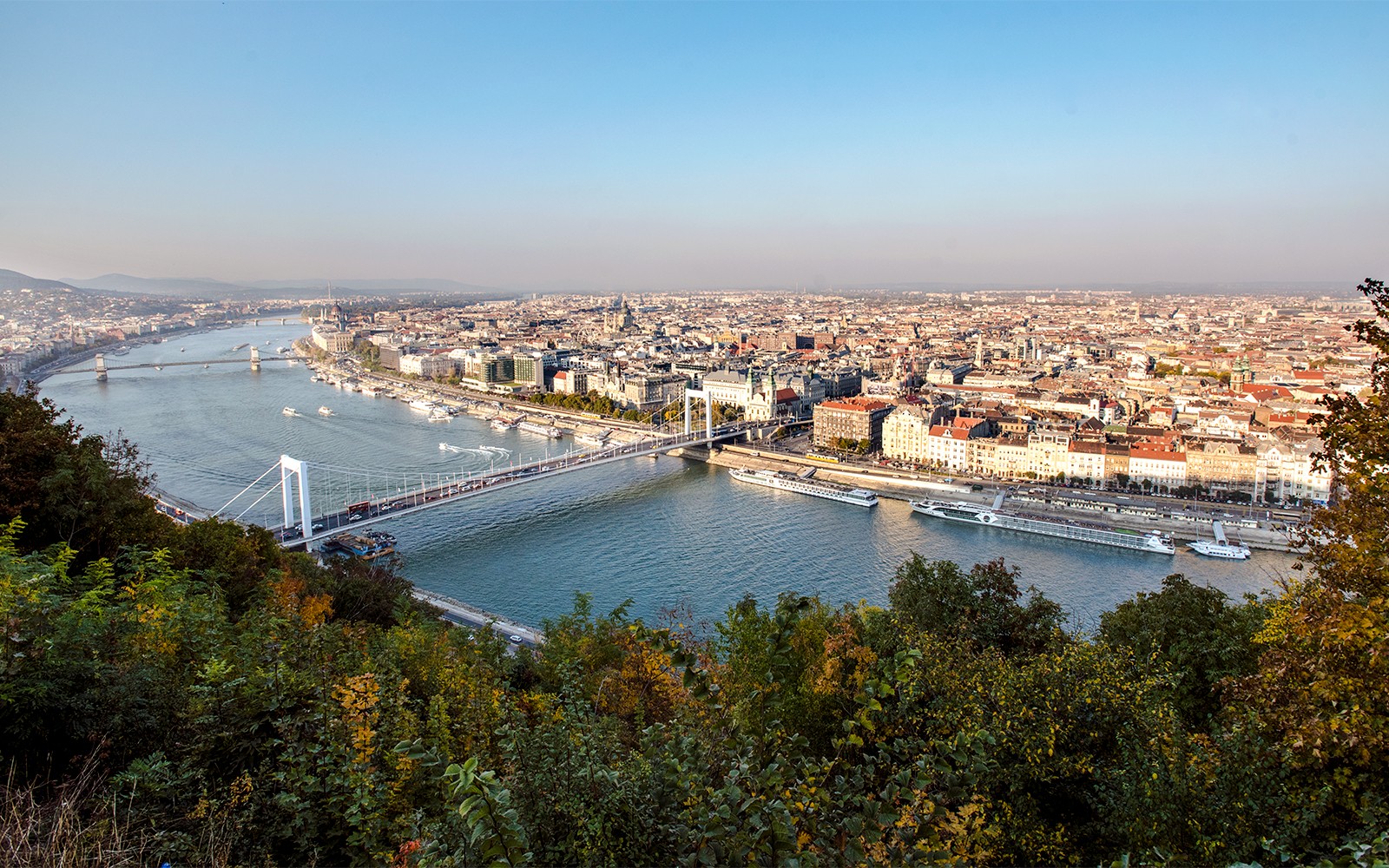 Útsýni frá Erzsébet-brú frá Gellért-hæð á Grand City Tour með heimsókn í Alþingishúsið í Búdapest.