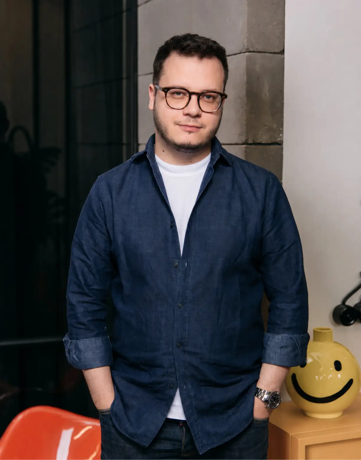 Portret mężczyzny w granatowej koszuli w biurze