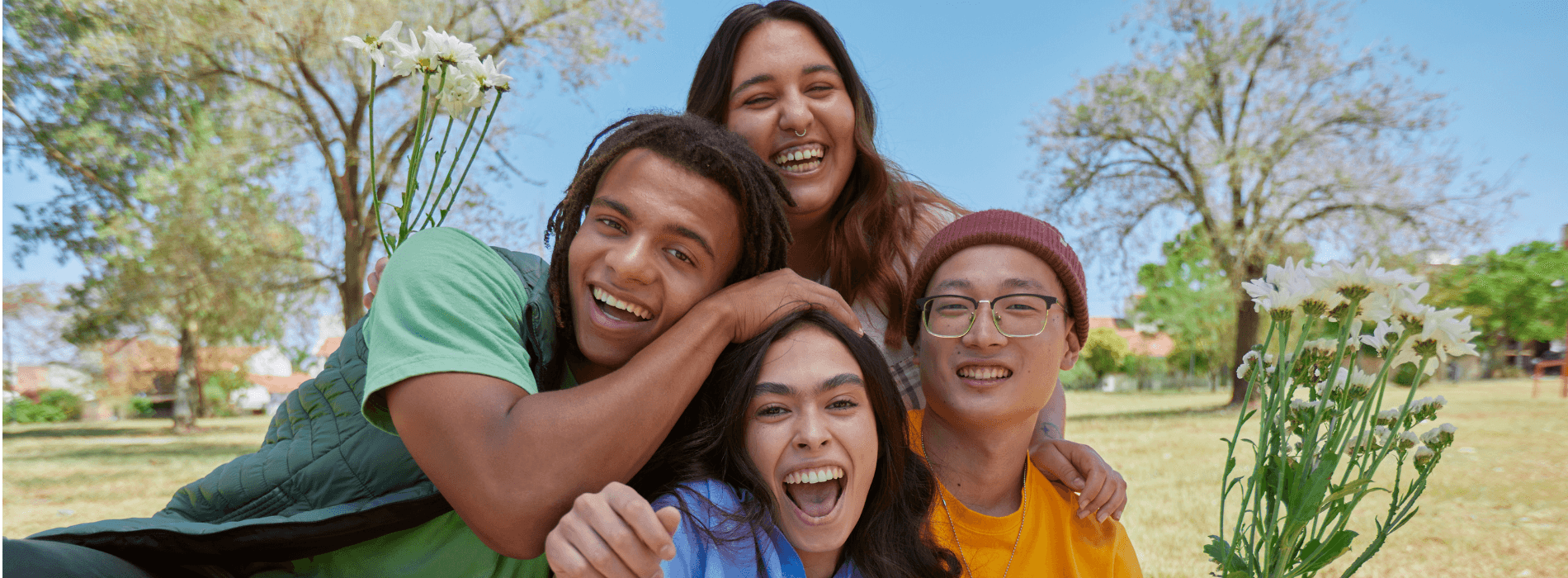 Adolescent qui rigolent ensemble, un chinois, un noir, une blanche et une indienne. Mixité