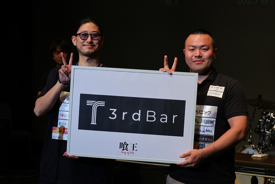 有償の記念撮影をする選手