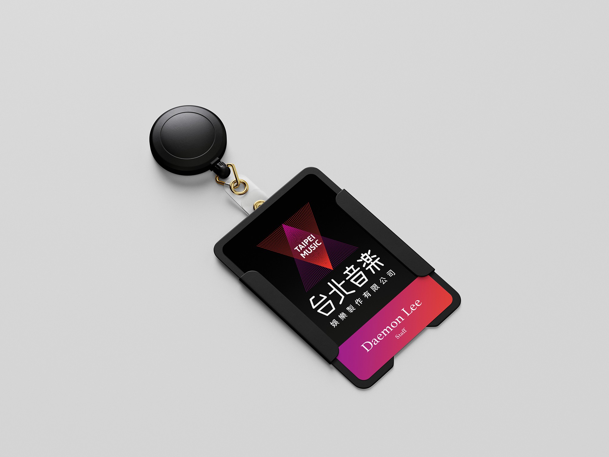 張圖像展示了台北音樂的員工識別證，識別證上有有紫紅色漸層三角形的圖形和 "Taipei Music" 字樣的品牌識別。