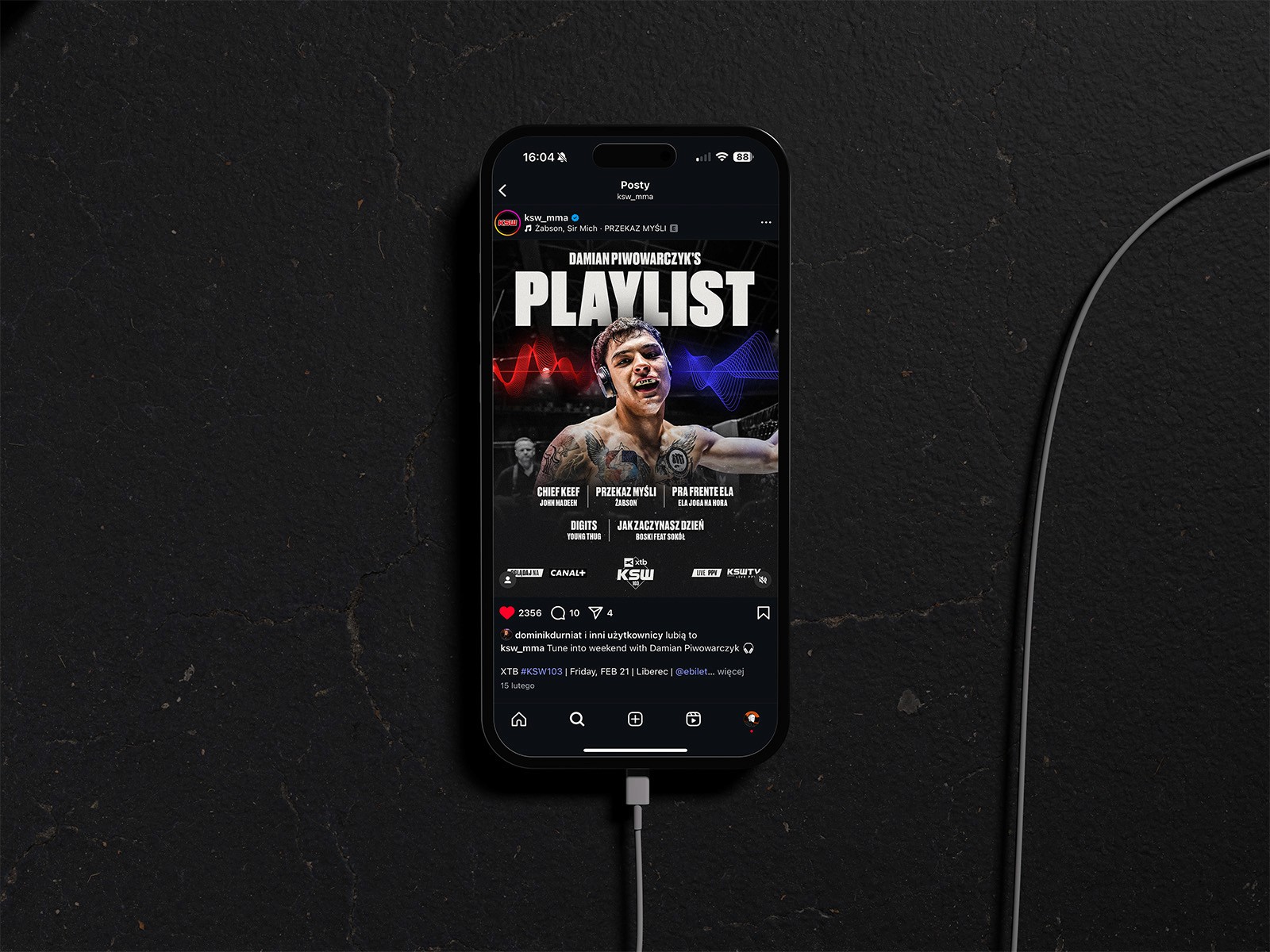 Zdjęcie telefon, na którym wyświetlany jest post KSW na Instagramie