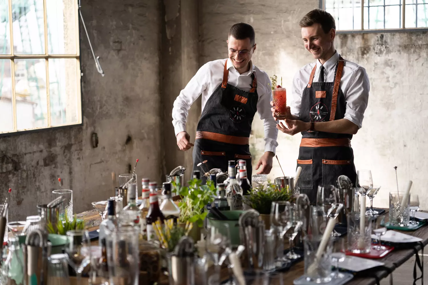 Pokaz barmański jako wyjątkowa atrakcja na weselu z mobilnym barem.