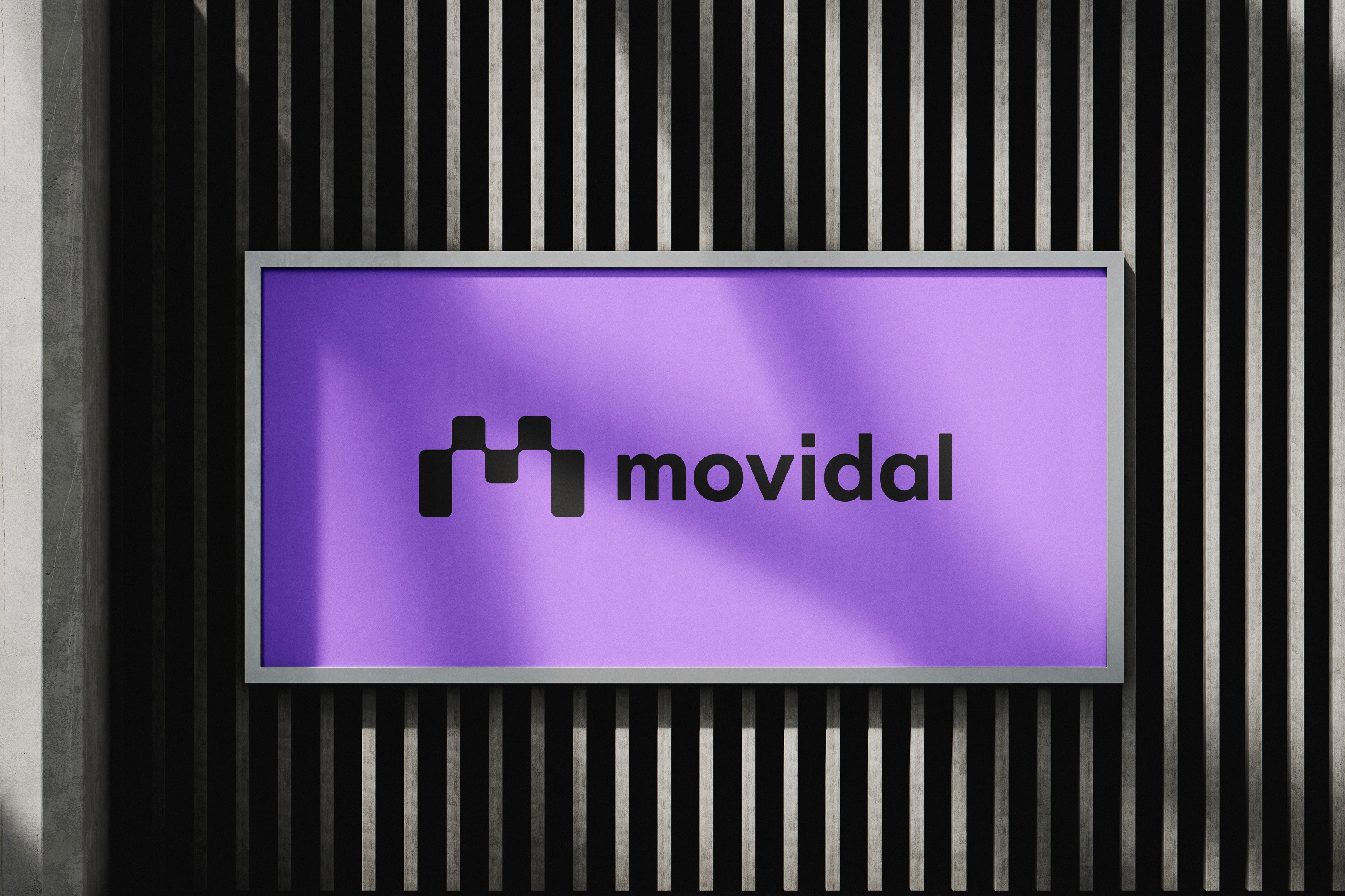 Movidal Logo auf lilafarbenem Display mit vertikalen Linien im Hintergrund
