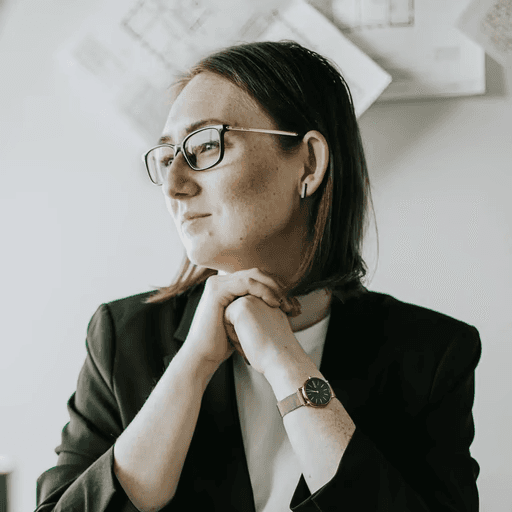 woman on focus photography