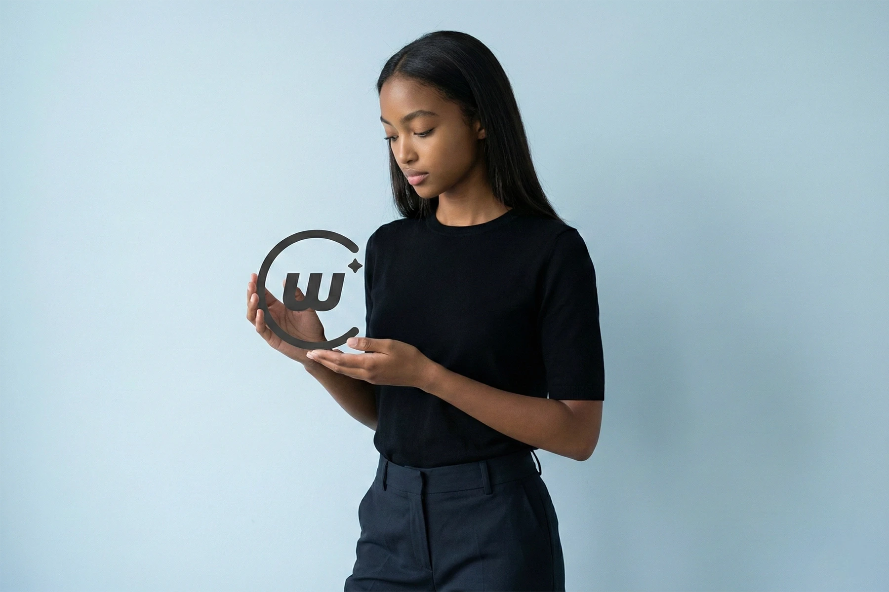 Designerin betrachtet ein schwebendes Markenzeichen – professionelles Logo Design für Unternehmen in Köln, Bergisch Gladbach und Overath, Fokus auf Markenidentität und visuelle Qualität.