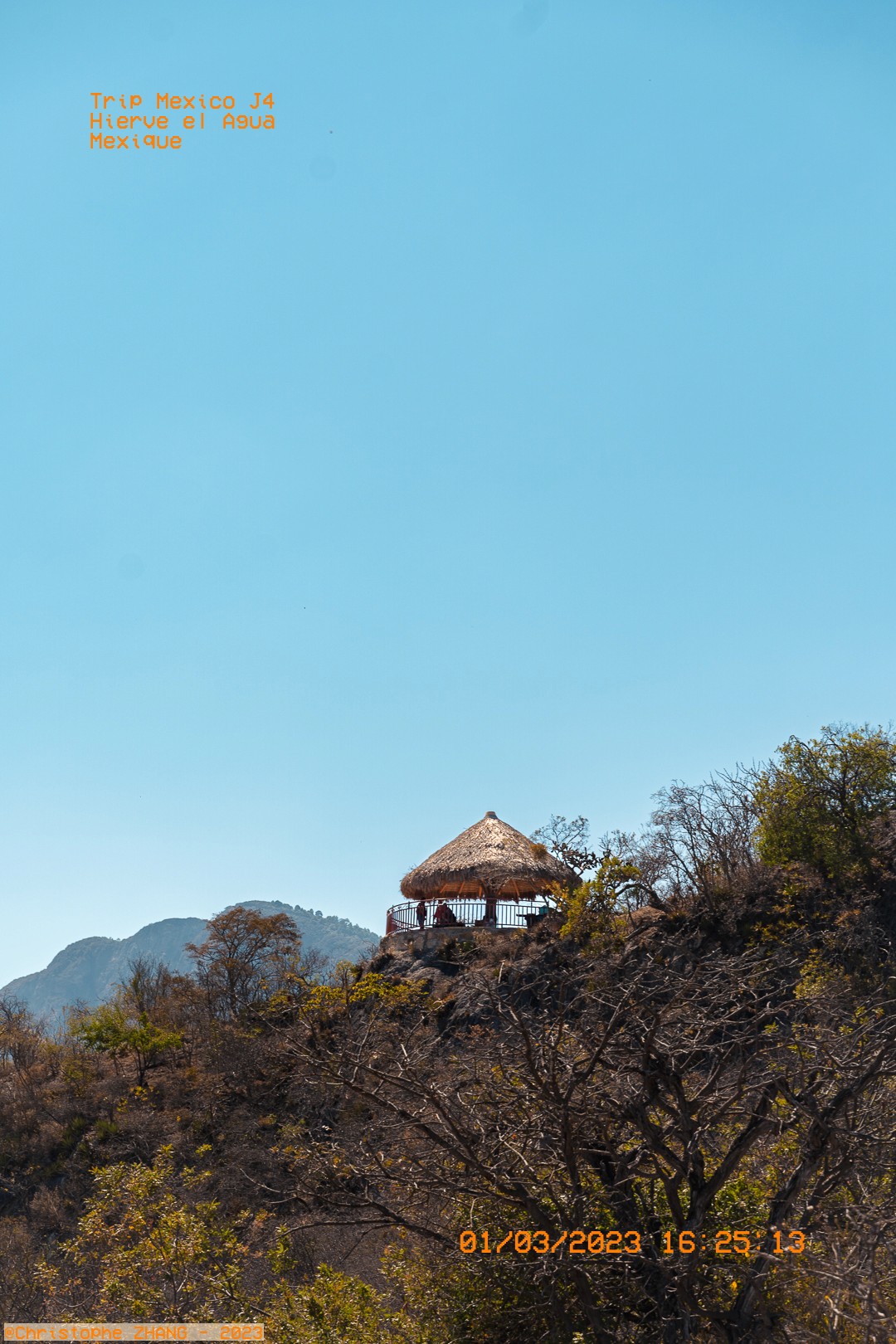 Kiosque en paille surplombant les montagnes à Hierve el Agua, Mexique.