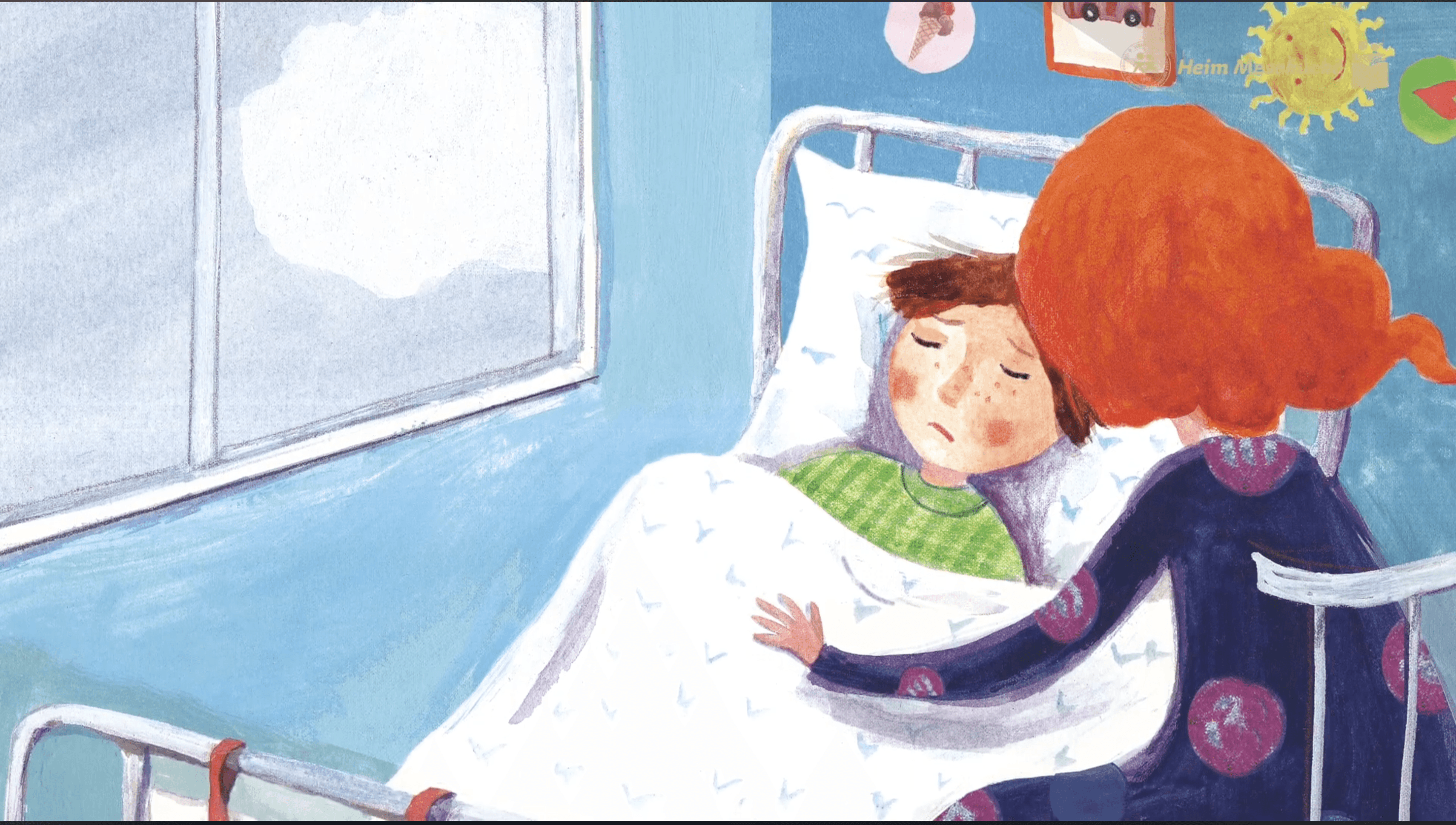 Kék kórházi szobában, kisfiú pihen, anyukája melette ül és fogja a kezét.