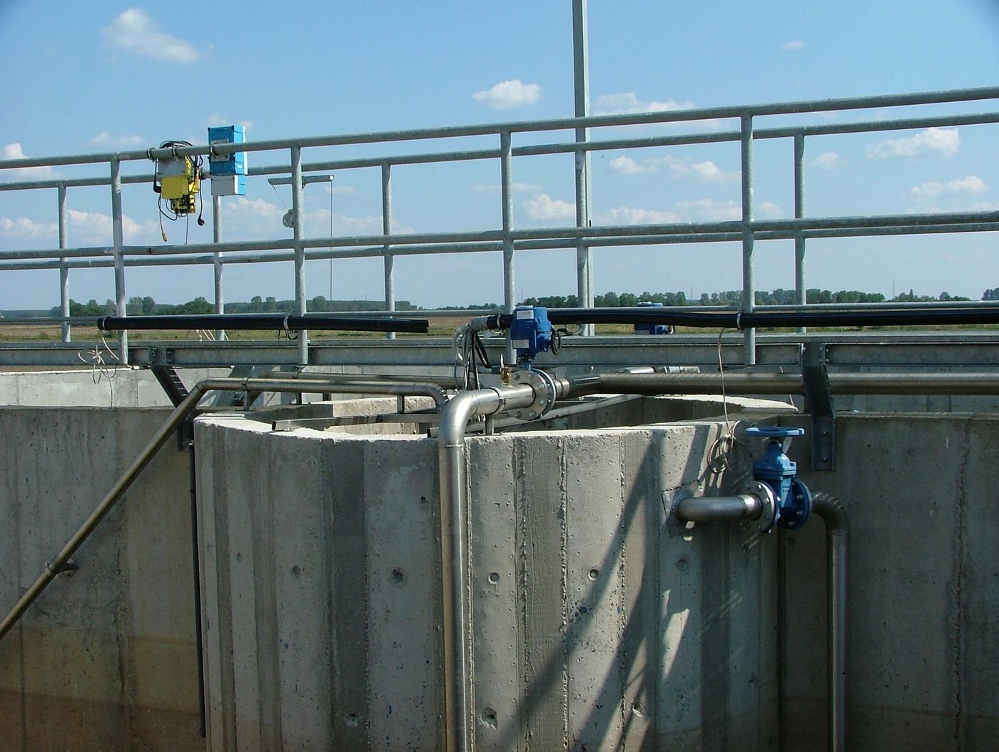 Walkway and pipework over the circular CYCLATOR tank at Tiszatelek, Hungary
