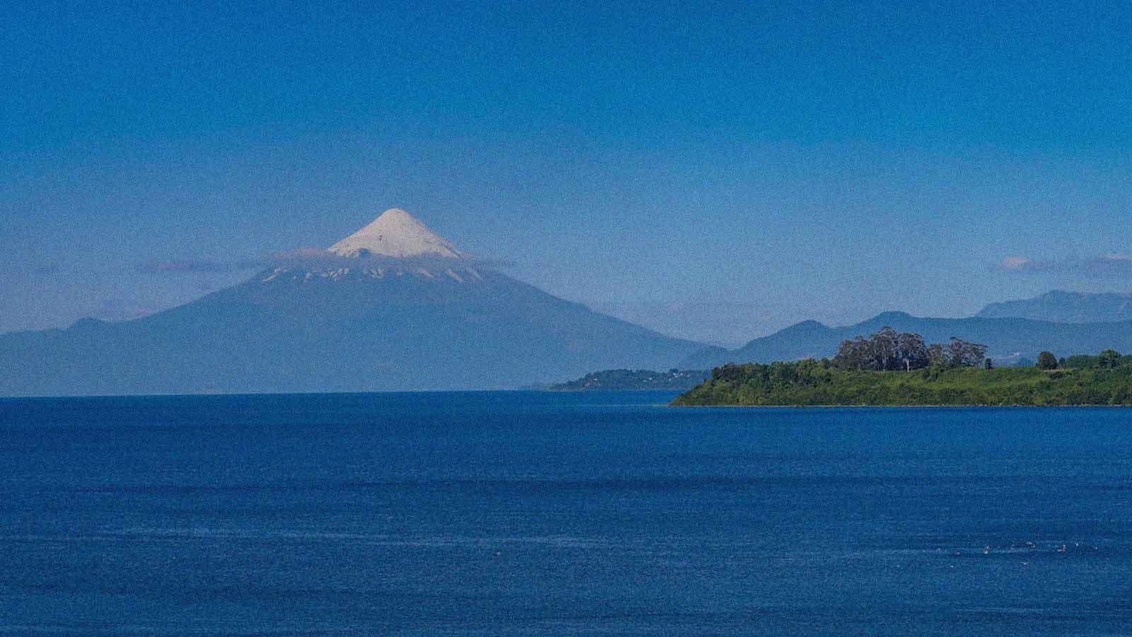 Imagen del paisaje de la comuna de Puerto Varas, con el Lago Llanquihue y el Volcán Osorno de fondo en la columna de opinión "Poder vivir en Puerto Varas" de IdeaPaís.