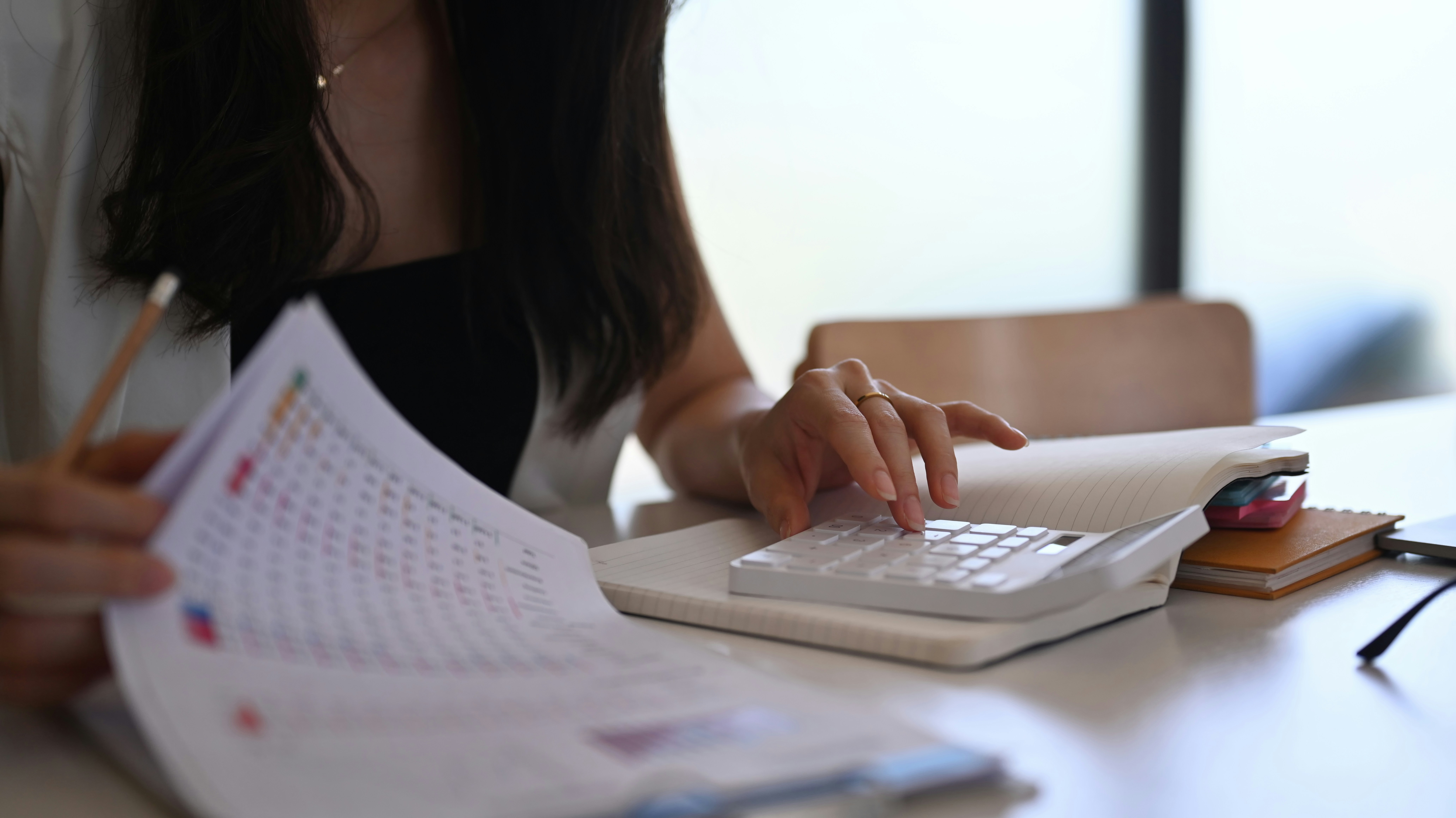 Obliczenia księgowe przy kalkulatorze i dokumentach