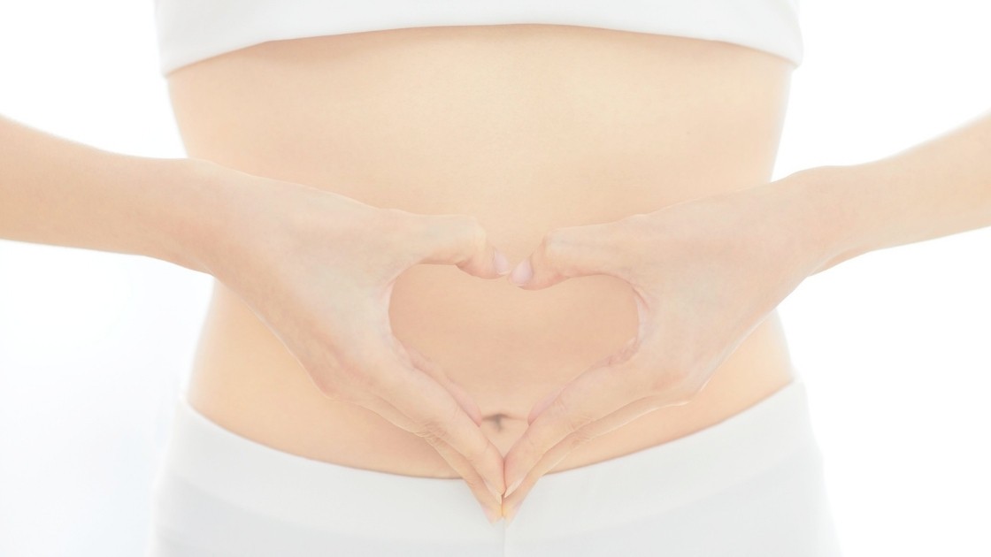 Ventre de femme après avoir récupéré de son diastasis des grands droits