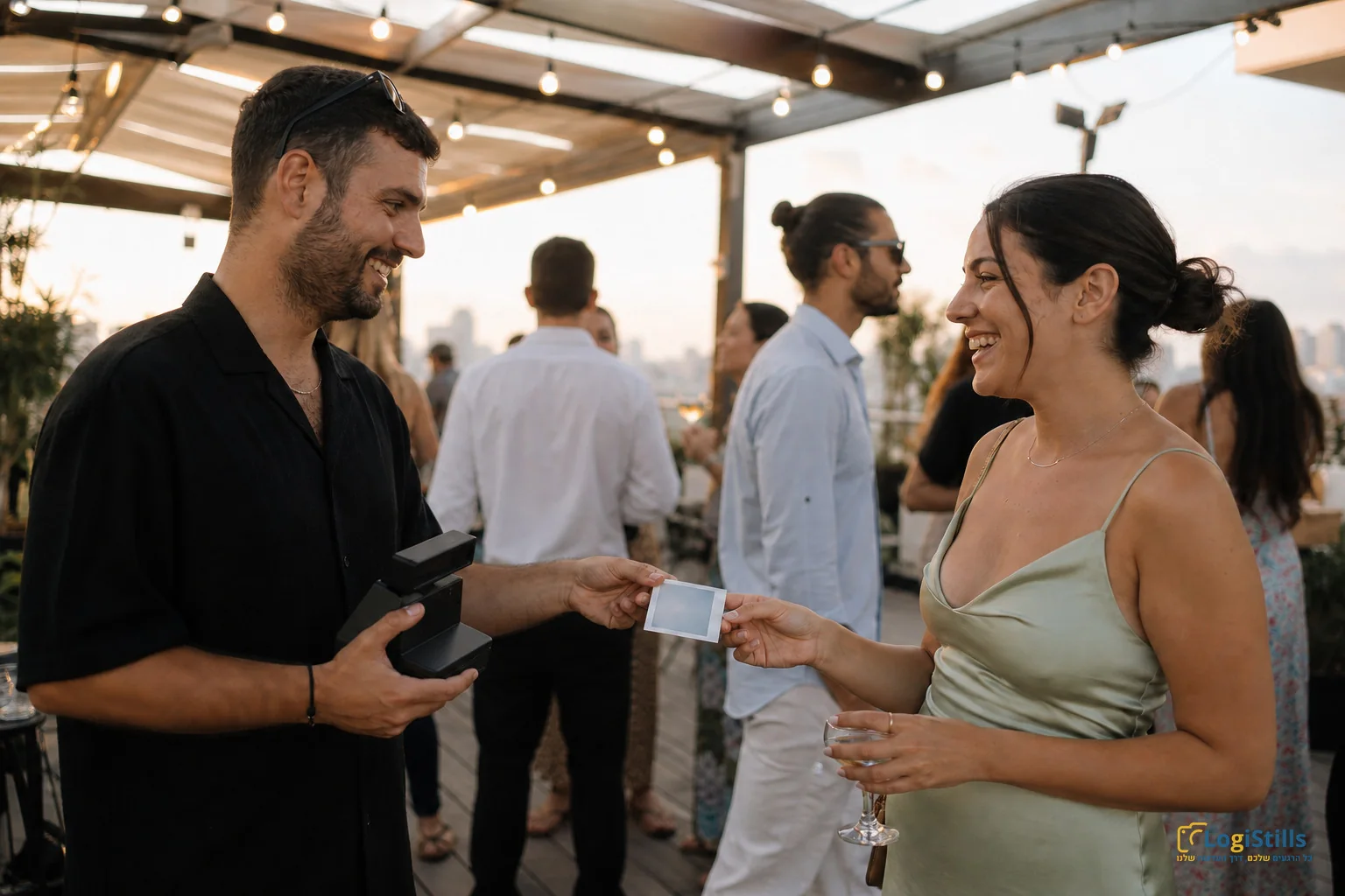 צלם מגיש תמונת פולארויד לאורחת באירוע גג
