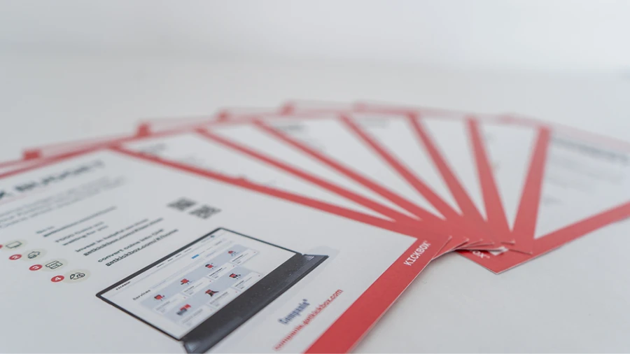 'Gadget-Karten' auf einem weißen Tisch. Diese Karten sind Teil des KICKBOX Intrapreneurship-Programms.