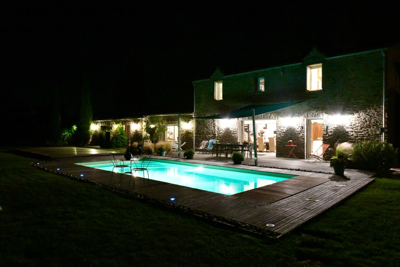 Vue nocturne de la terrasse et façade du Clos de la Hourserie, chambre d'hôtes à Pornic
