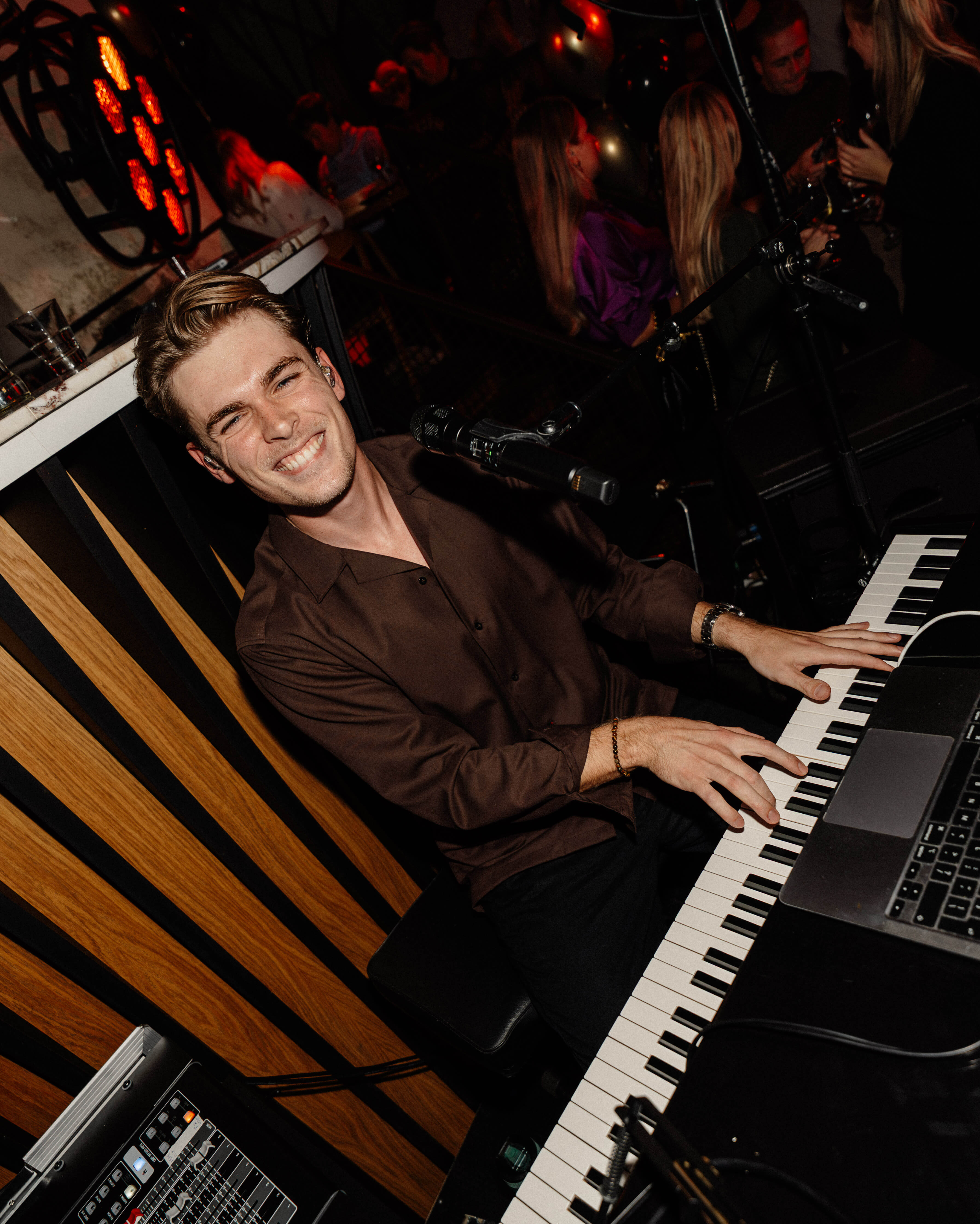 Bas Baelde optreden in het zalmhuis in rotterdam