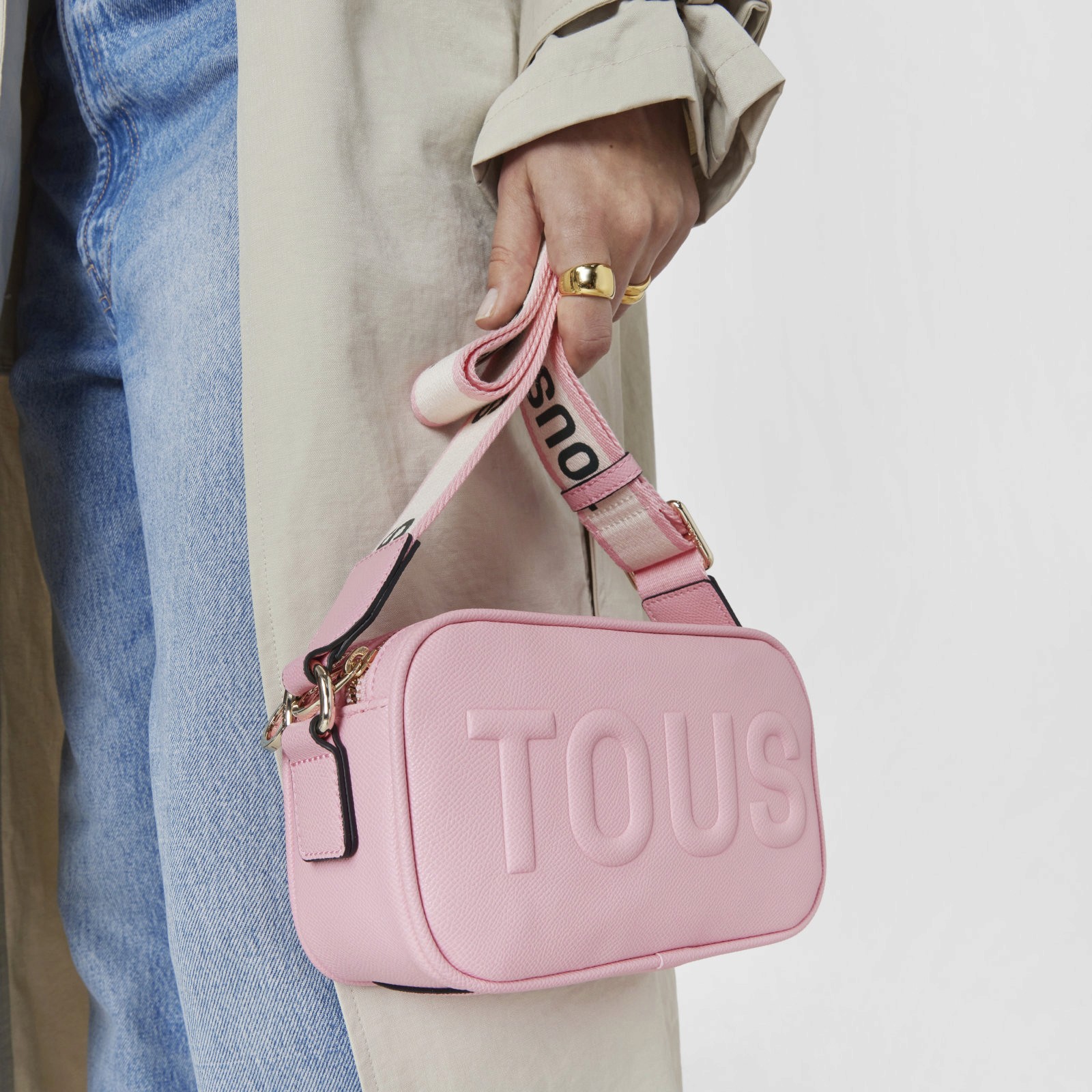 Portfel Anekke z kolekcji sezonowej, prezentowany przez modelkę, zdjęcie do oferty hurtowej i współpracy z butikami w Polsce