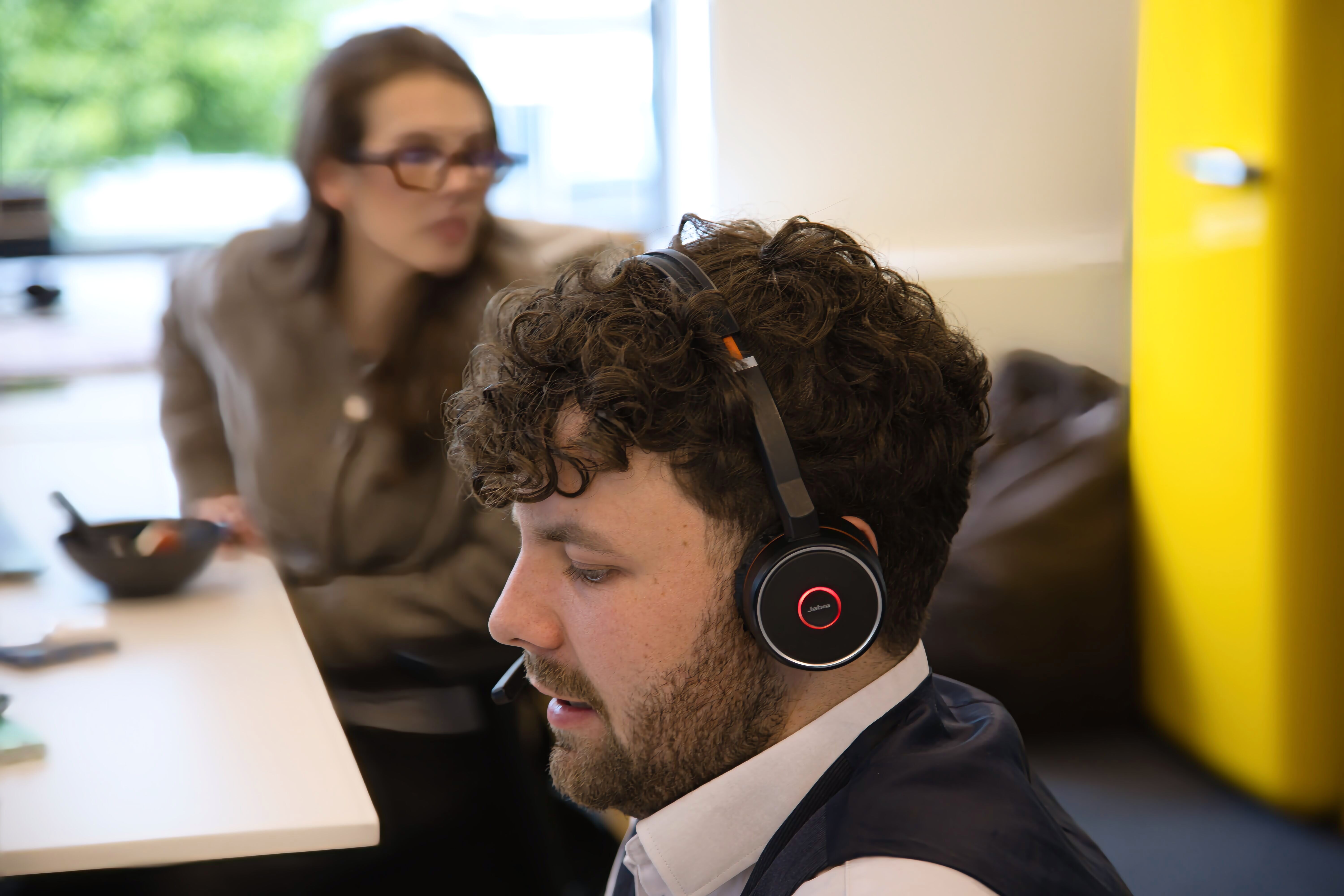 Sales consultant tijdens cold calling bij Huntsmen