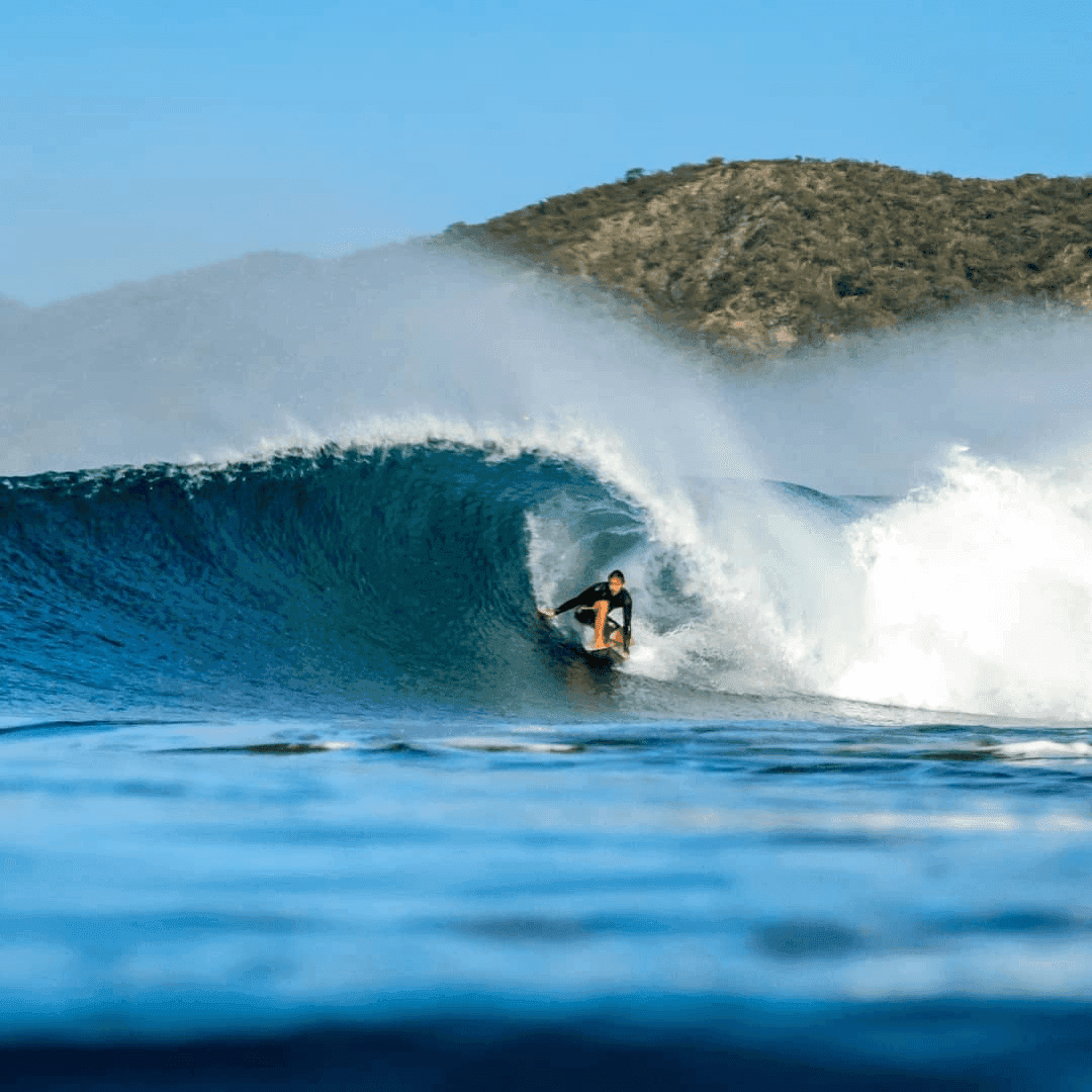 Surfer riding a large wave – surfboard rental in playa-grande
