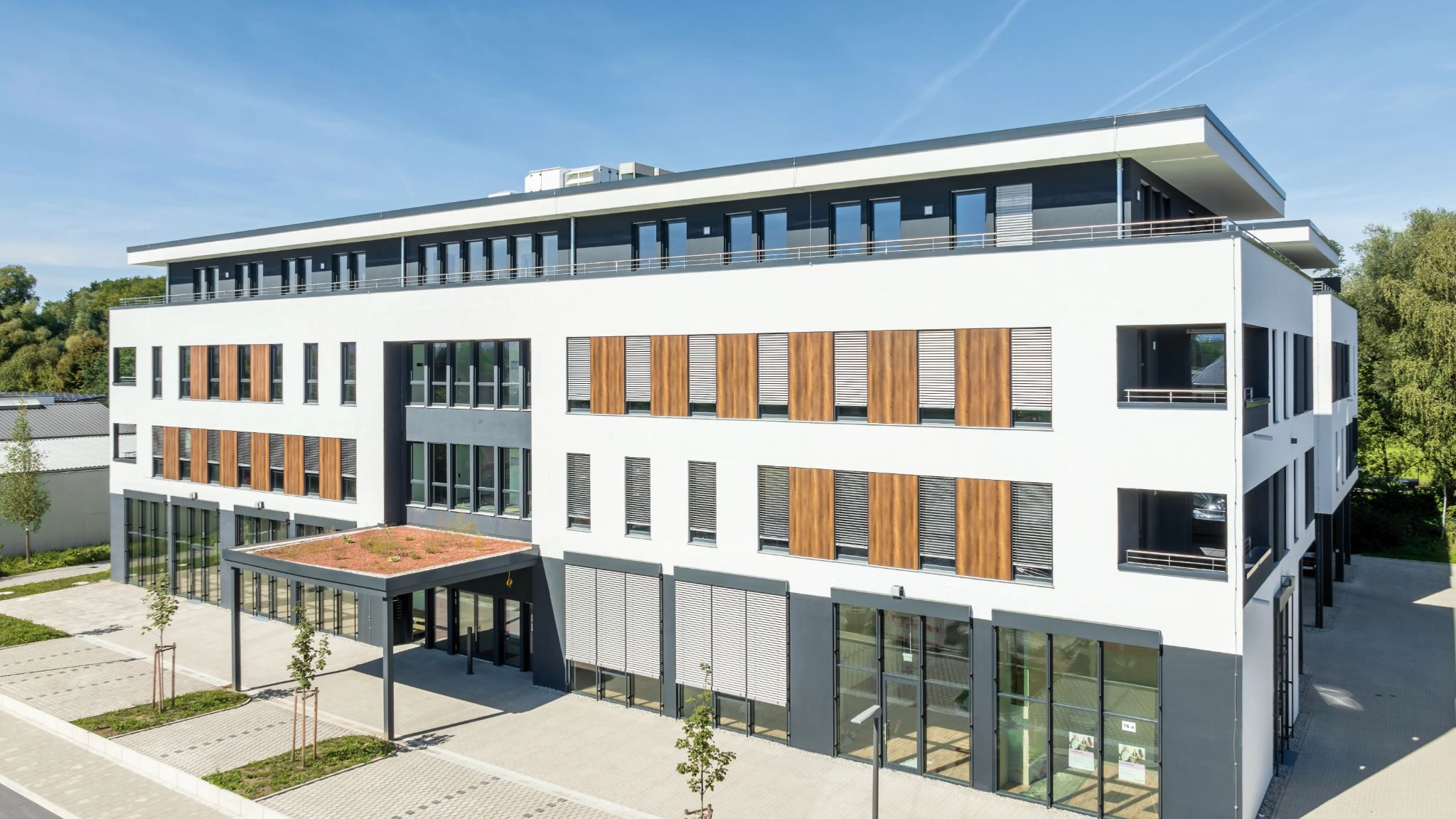 Leicht seitlicher Blick auf Bürogebäude.