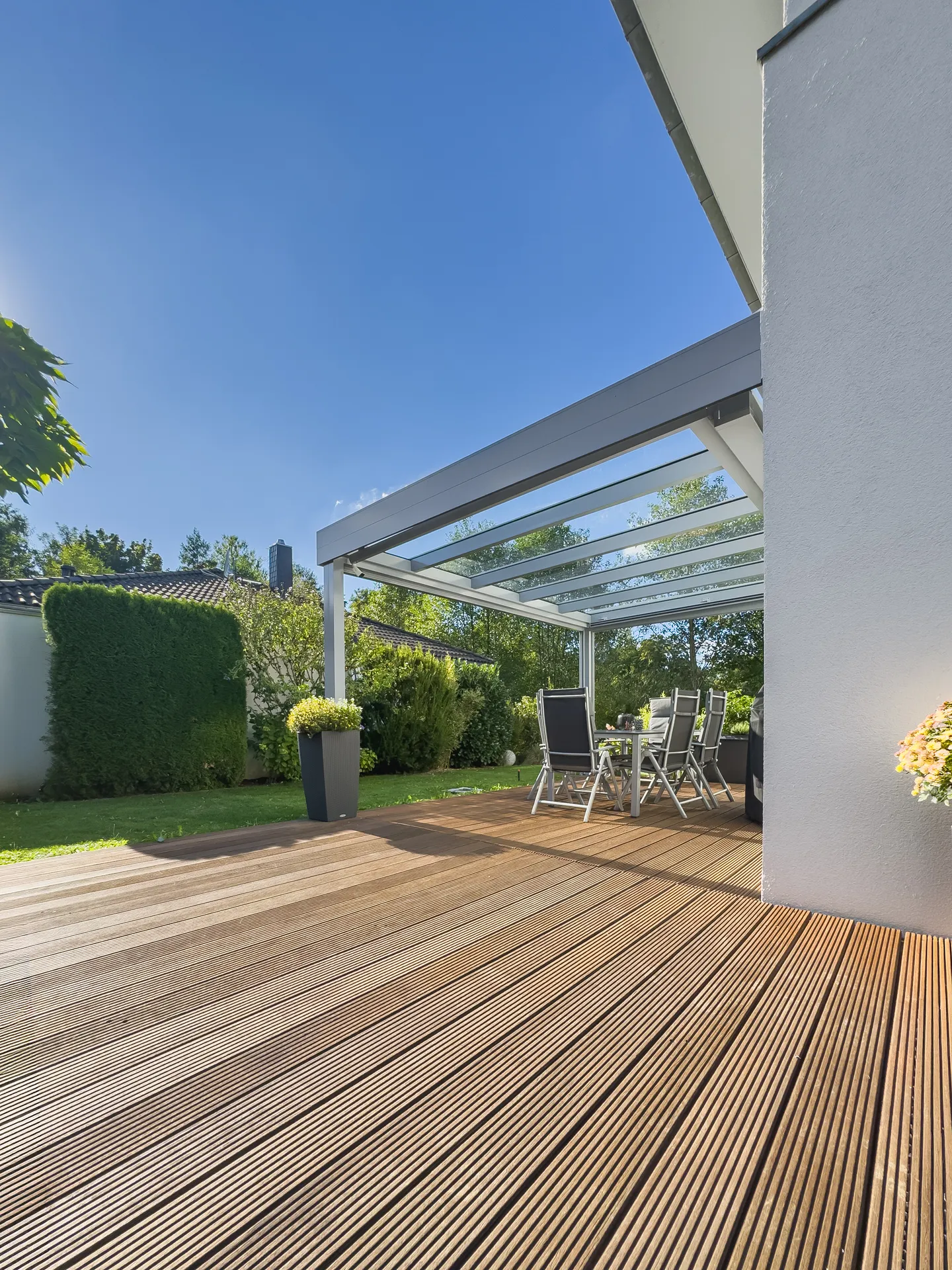 Blick auf die seitliche Glasschiebewand mit Designlamellen in graualuminum